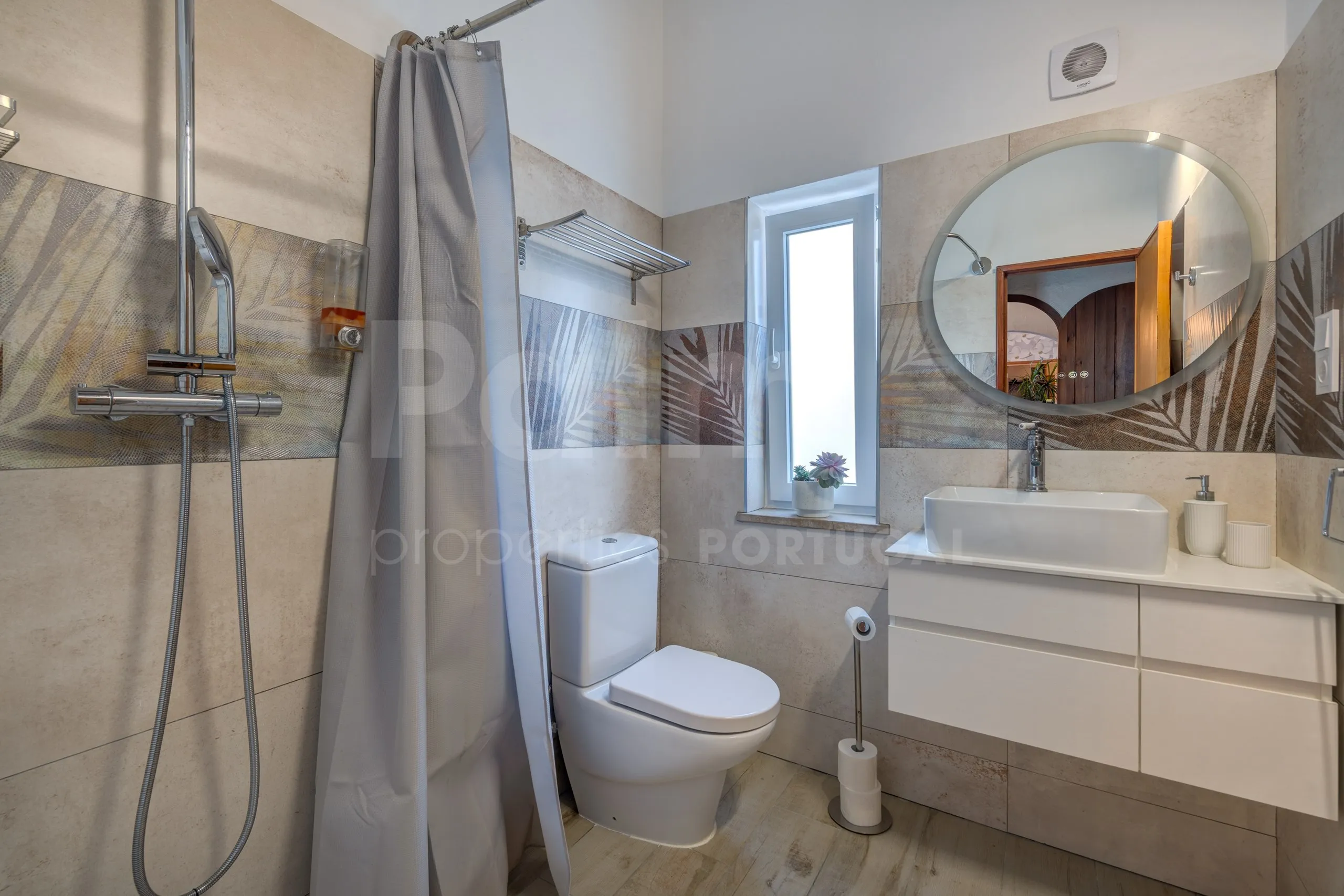 Lagoa Villa with Pool and Garden: Spacious 6-Bedroom Coastal Retreat - View image 22 of 70