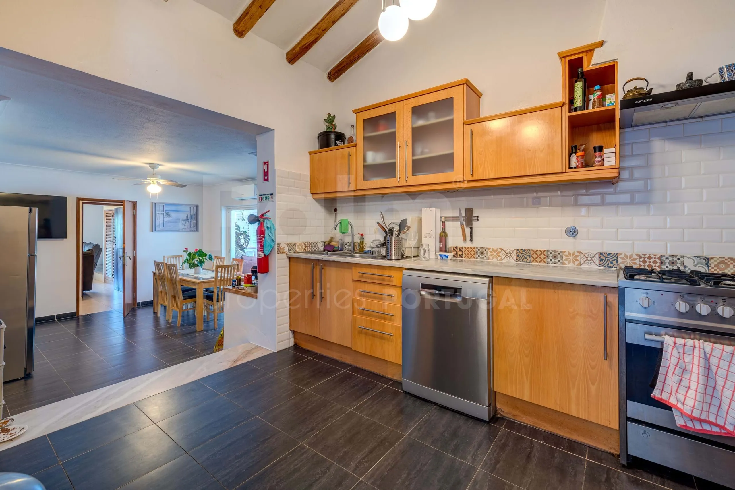 Lagoa Villa with Pool and Garden: Spacious 6-Bedroom Coastal Retreat - View image 25 of 70