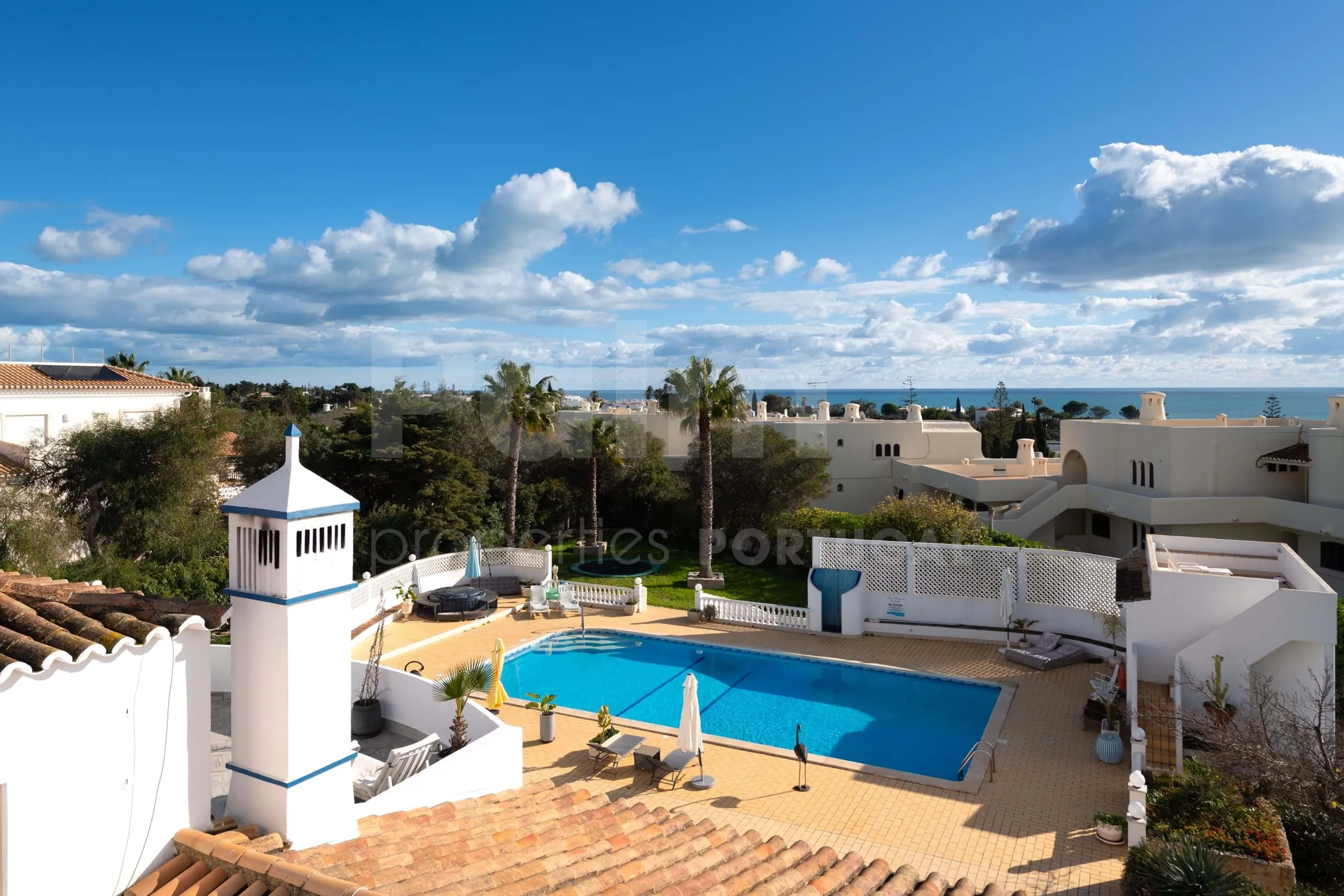 Lagoa Villa with Pool and Garden: Spacious 6-Bedroom Coastal Retreat - View image 36 of 70
