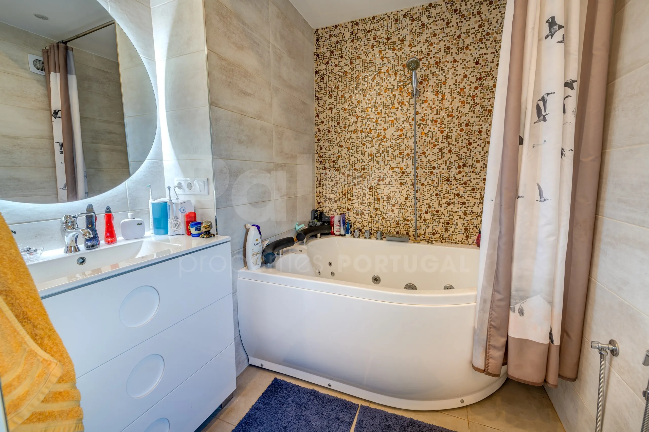 Lagoa Villa with Pool and Garden: Spacious 6-Bedroom Coastal Retreat - View image 42 of 70