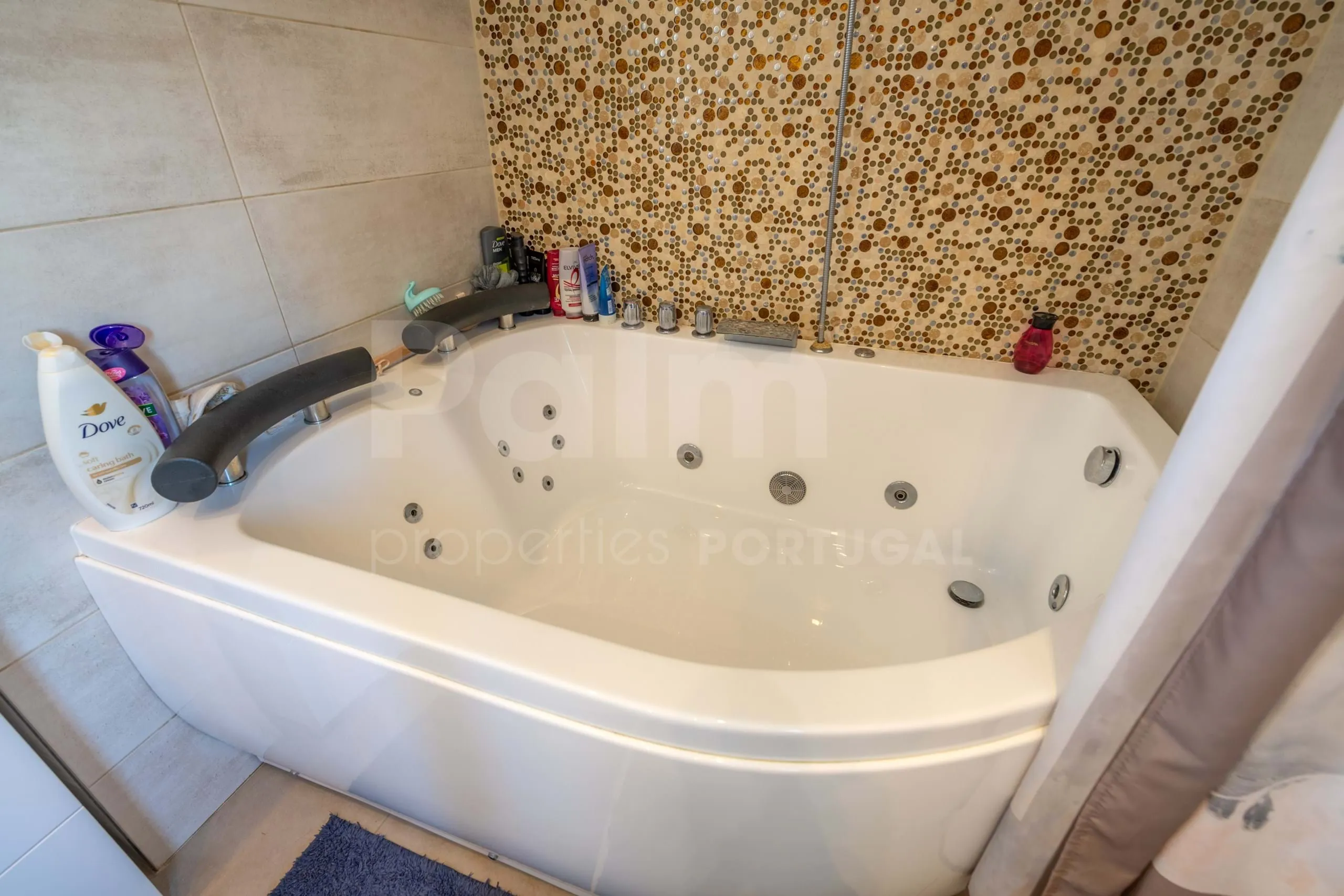 Lagoa Villa with Pool and Garden: Spacious 6-Bedroom Coastal Retreat - View image 43 of 70