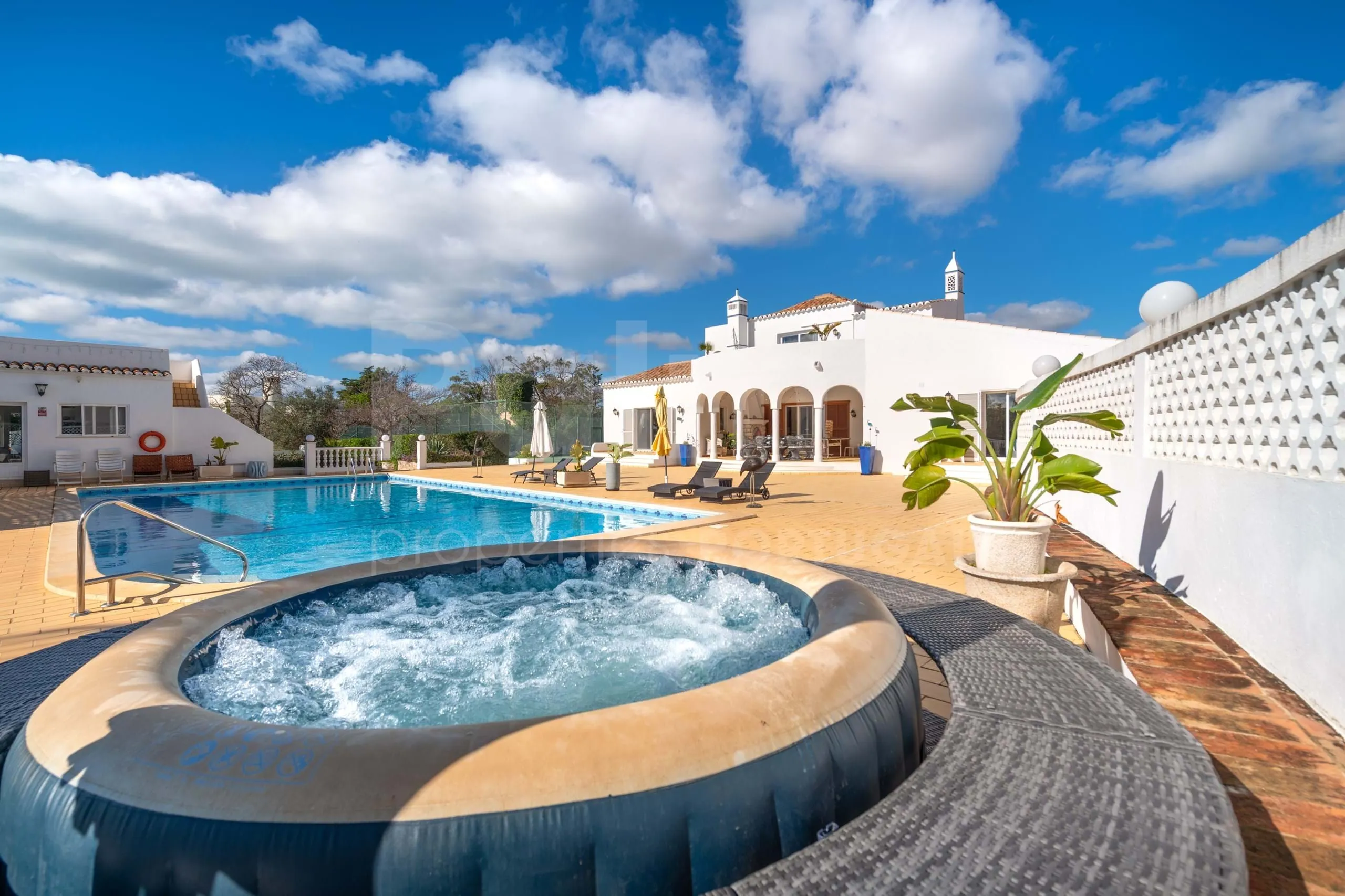Lagoa Villa with Pool and Garden: Spacious 6-Bedroom Coastal Retreat - View image 48 of 70