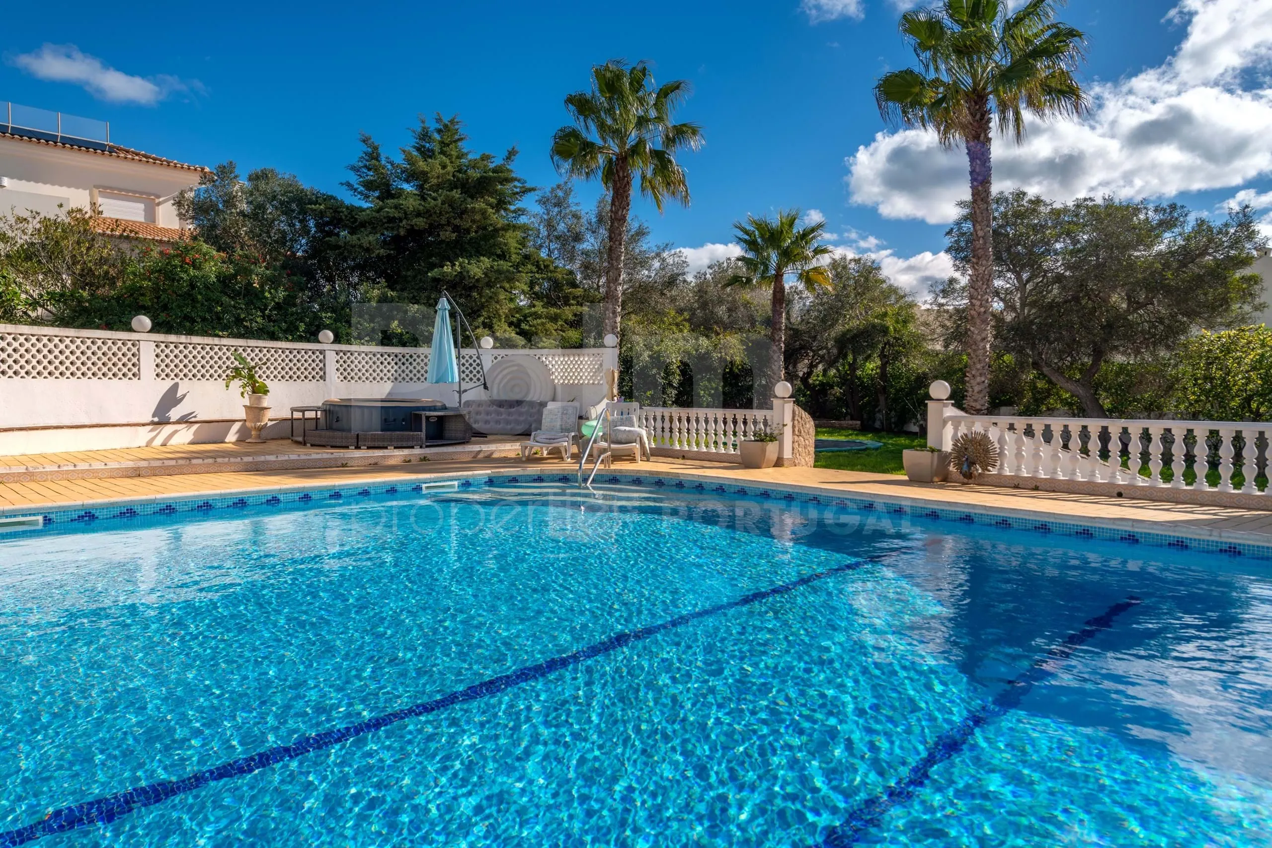 Lagoa Villa with Pool and Garden: Spacious 6-Bedroom Coastal Retreat - View image 53 of 70