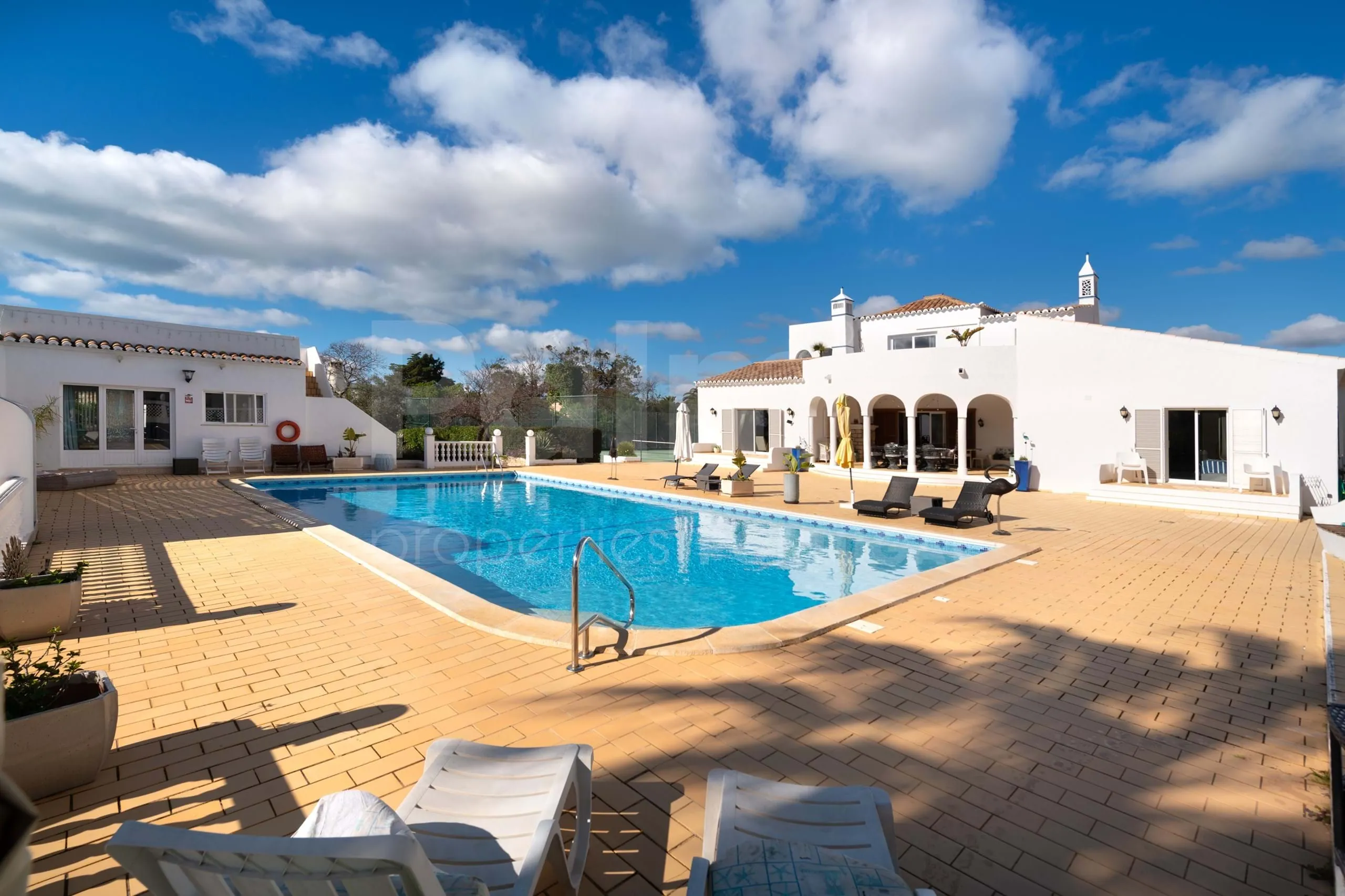 Lagoa Villa with Pool and Garden: Spacious 6-Bedroom Coastal Retreat - View image 54 of 70