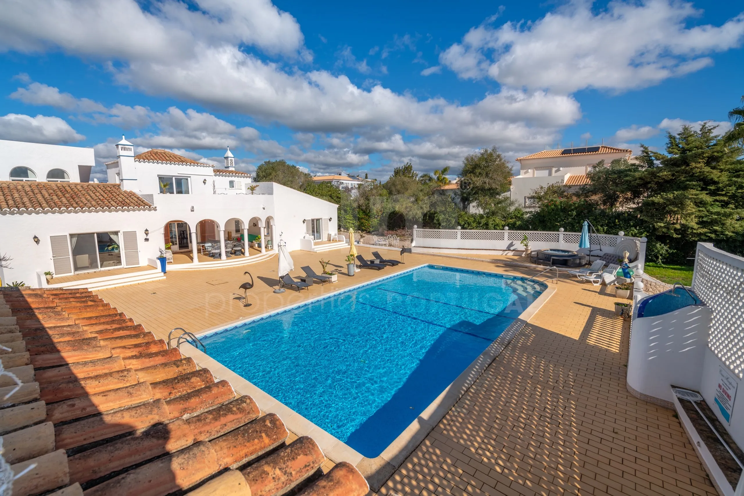 Lagoa Villa with Pool and Garden: Spacious 6-Bedroom Coastal Retreat - View image 56 of 70