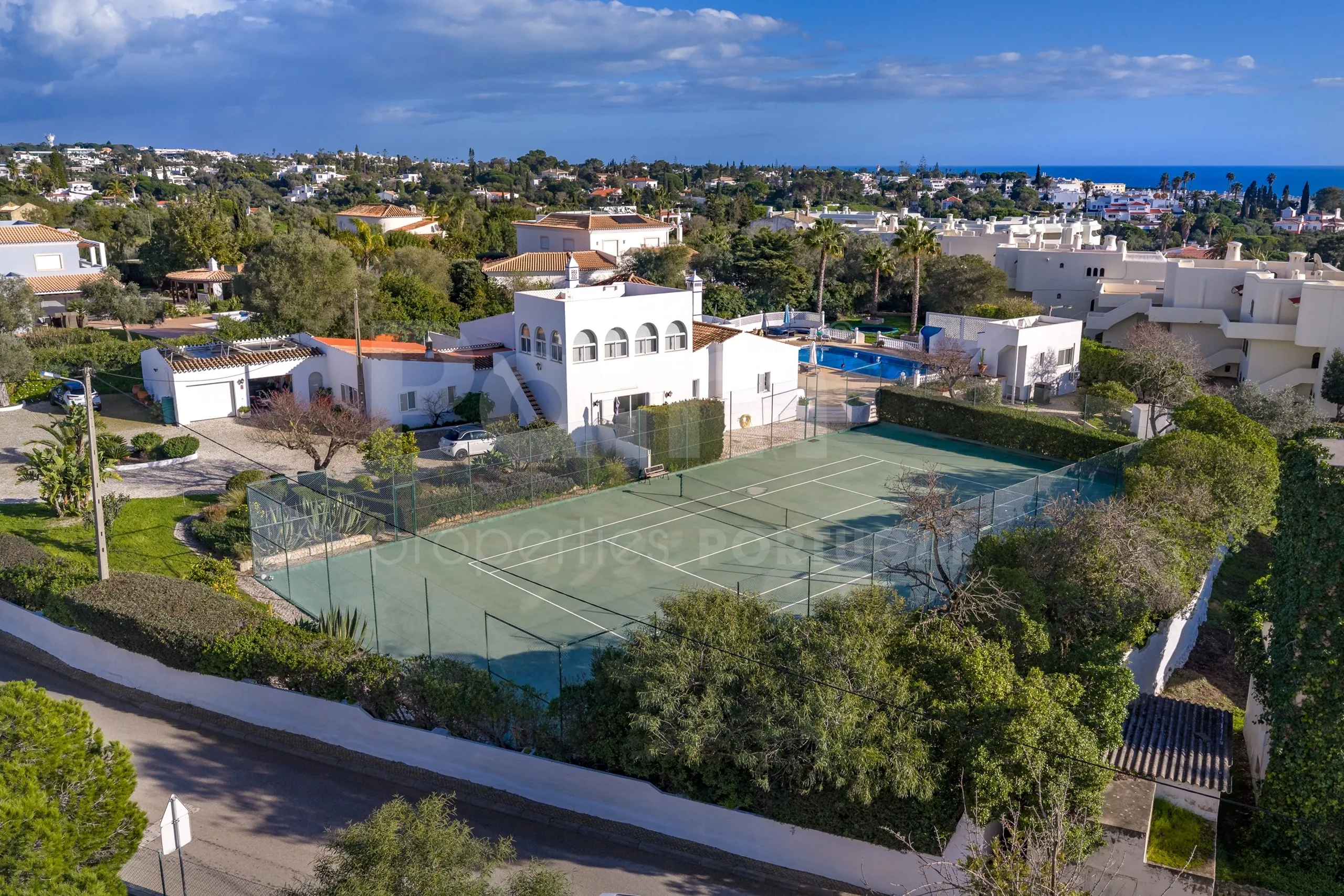 Lagoa Villa with Pool and Garden: Spacious 6-Bedroom Coastal Retreat - View image 57 of 70