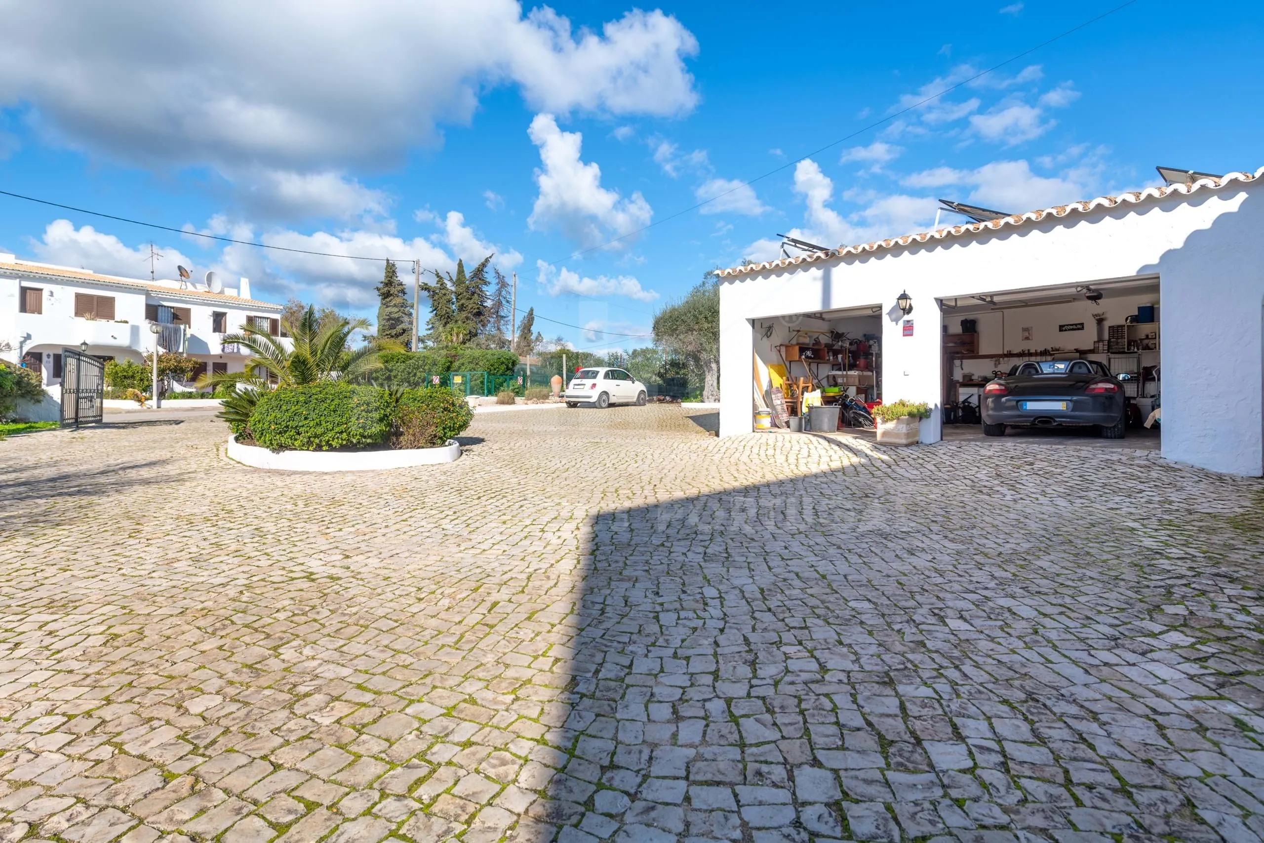 Lagoa Villa with Pool and Garden: Spacious 6-Bedroom Coastal Retreat - View image 62 of 70