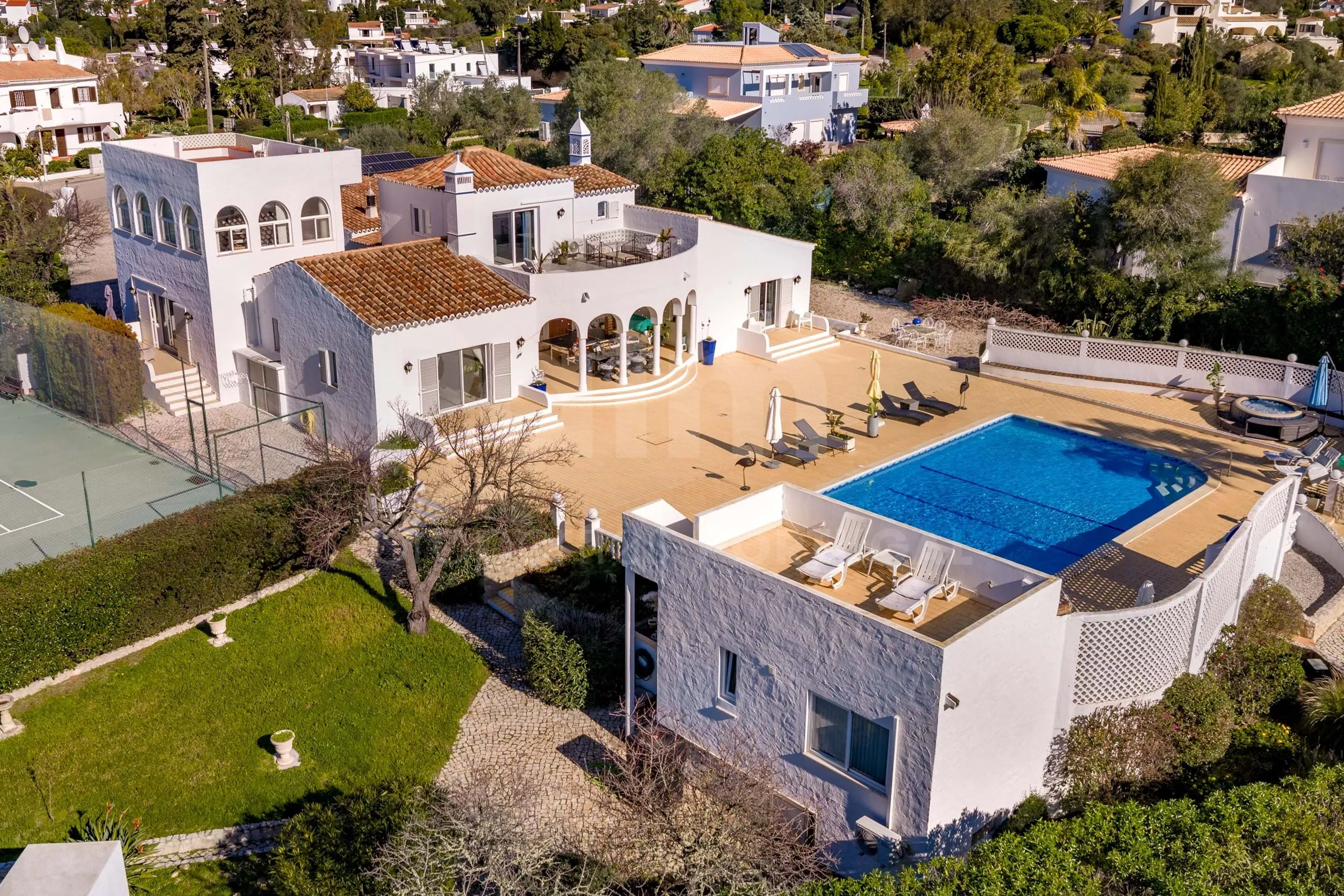 Lagoa Villa with Pool and Garden: Spacious 6-Bedroom Coastal Retreat - View image 65 of 70