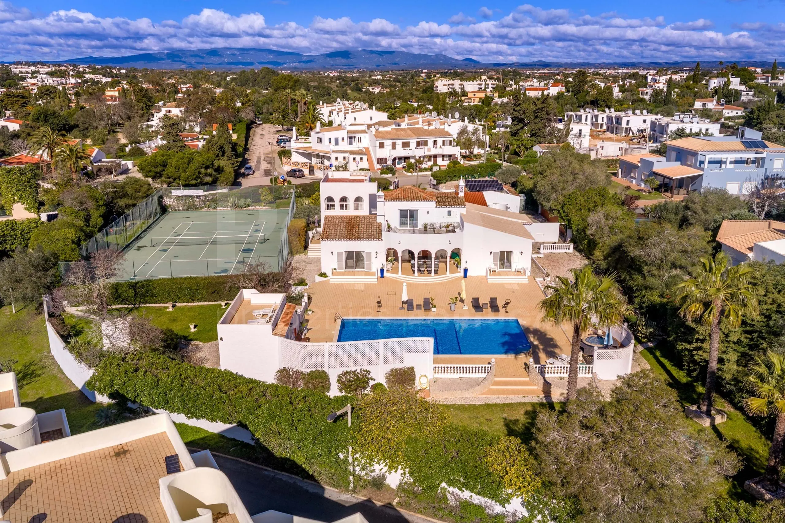 Lagoa Villa with Pool and Garden: Spacious 6-Bedroom Coastal Retreat - View image 66 of 70