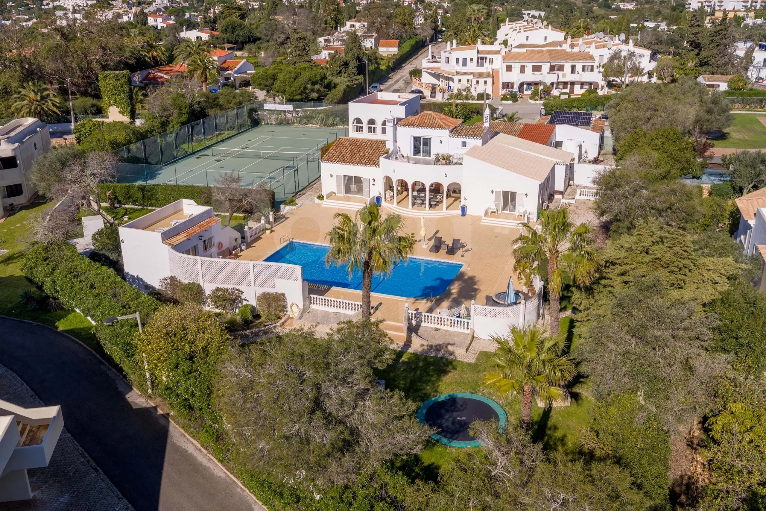 Lagoa Villa with Pool and Garden: Spacious 6-Bedroom Coastal Retreat - View image 67 of 70