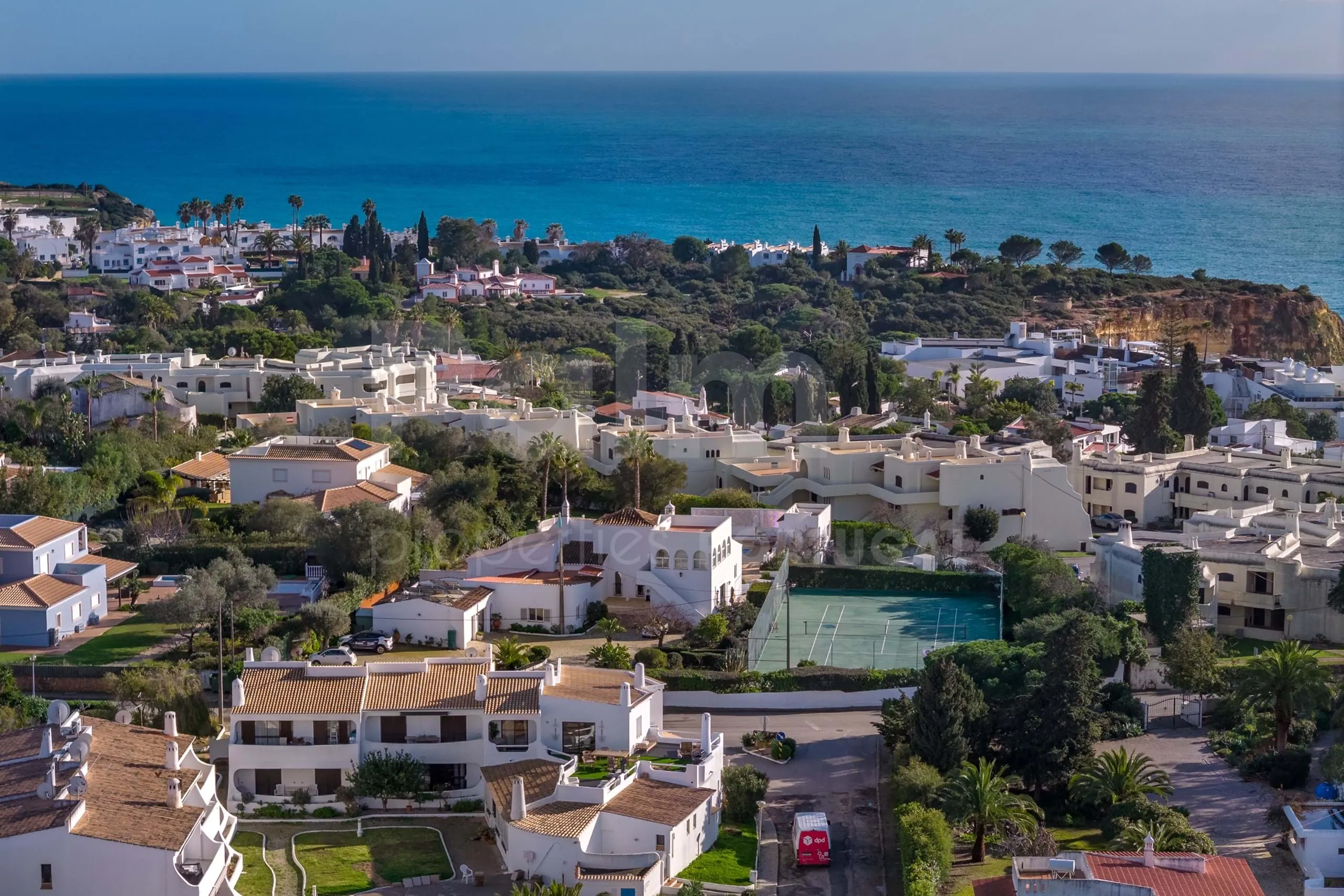 Lagoa Villa with Pool and Garden: Spacious 6-Bedroom Coastal Retreat - View image 68 of 70