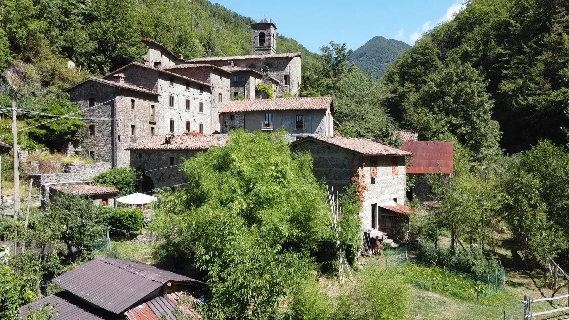 Affordable Two-Bedroom House with Garden in Historic Castiglione di Garfagnana - Image 1