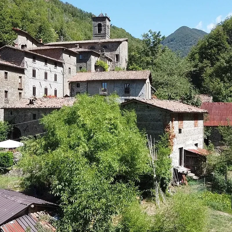 Overkommelig toværelseshus med have i det historiske Castiglione di Garfagnana