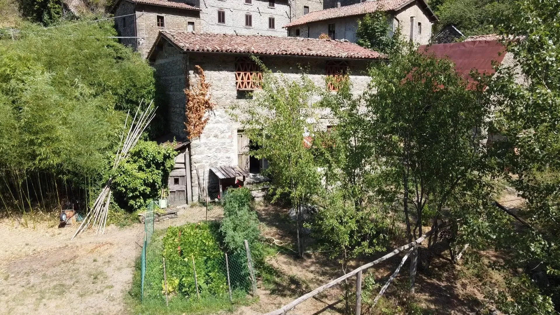 Affordable Two-Bedroom House with Garden in Historic Castiglione di Garfagnana - Image 4