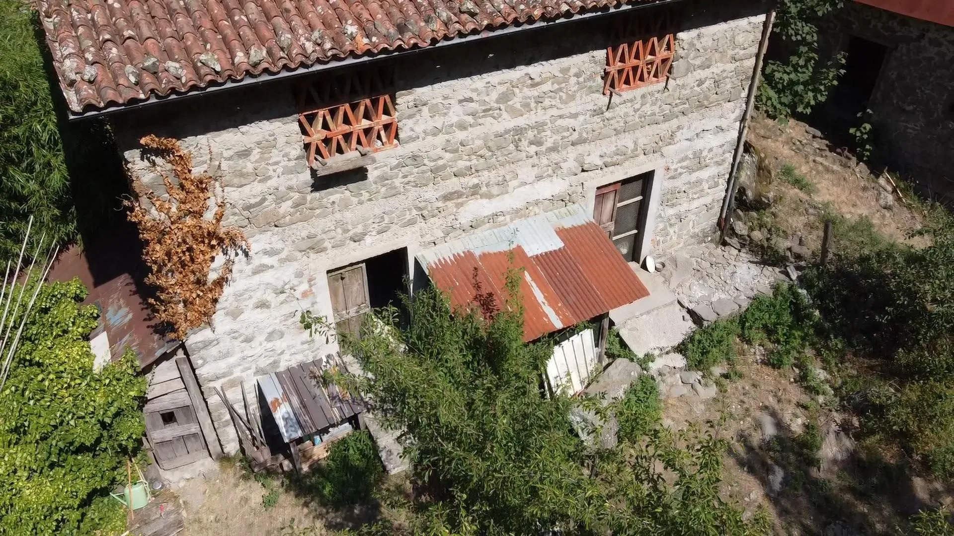 Affordable Two-Bedroom House with Garden in Historic Castiglione di Garfagnana - View image 8 of 18