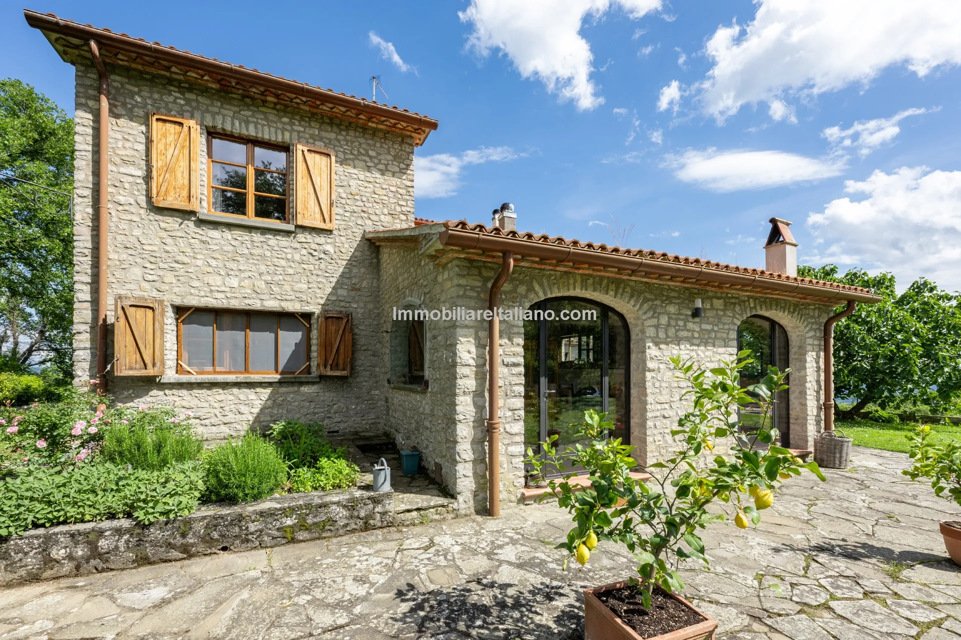 5-Bedroom Farmhouse with Pool and Tennis Court in Umbria's Scenic Hills - Image 1