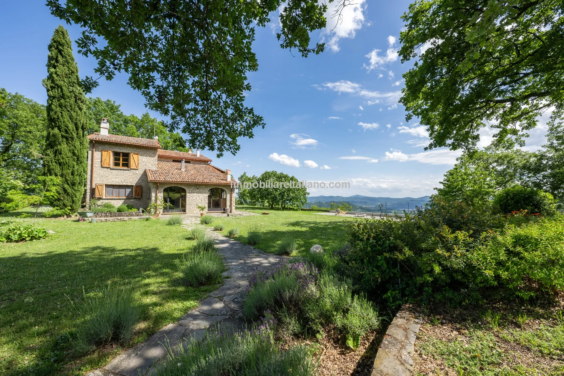 5-Bedroom Farmhouse with Pool and Tennis Court in Umbria's Scenic Hills - Image 2