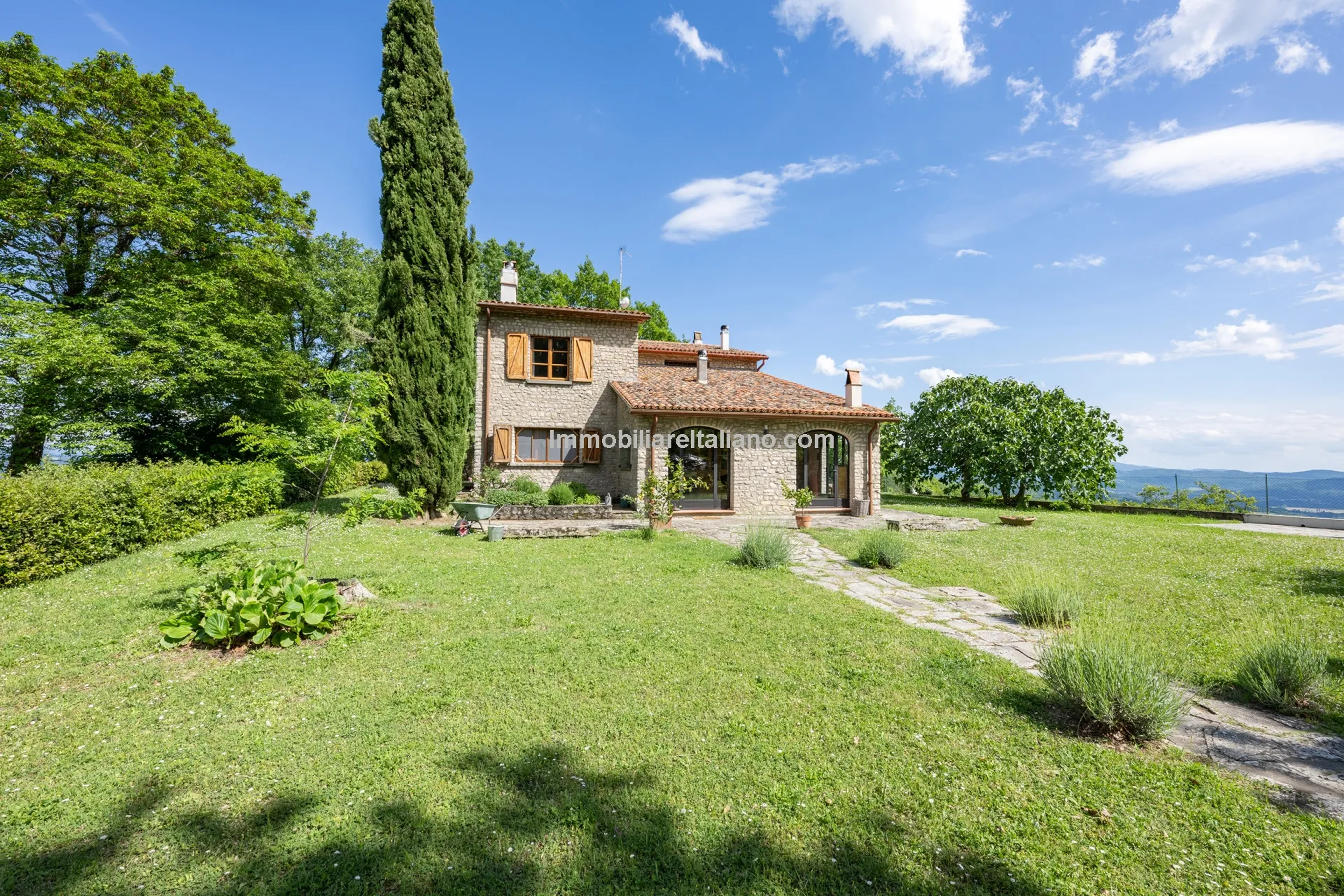5-Bedroom Farmhouse with Pool and Tennis Court in Umbria's Scenic Hills - Image 3