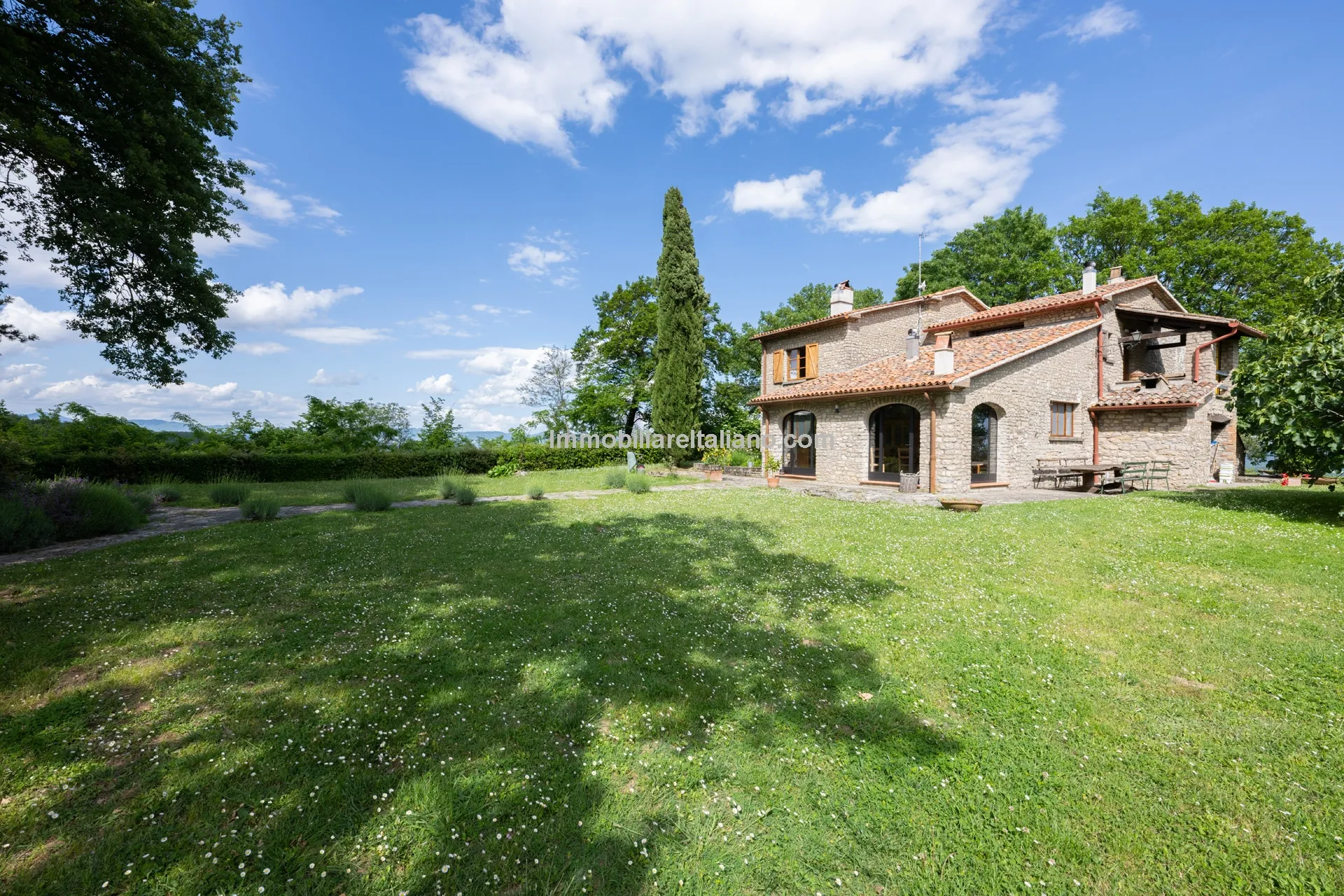 5-Bedroom Farmhouse with Pool and Tennis Court in Umbria's Scenic Hills - Image 4