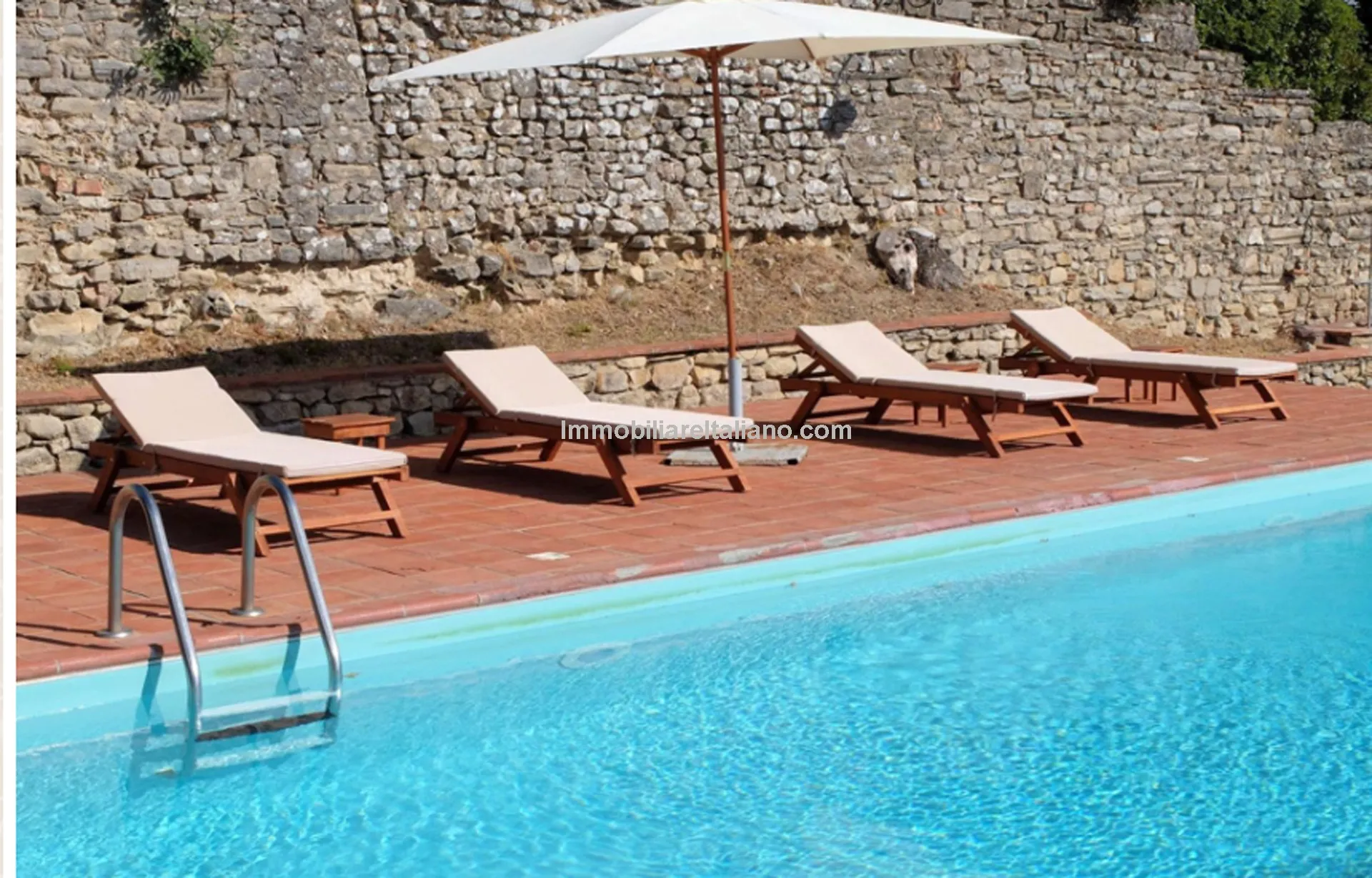 5-Bedroom Farmhouse with Pool and Tennis Court in Umbria's Scenic Hills - View image 6 of 61