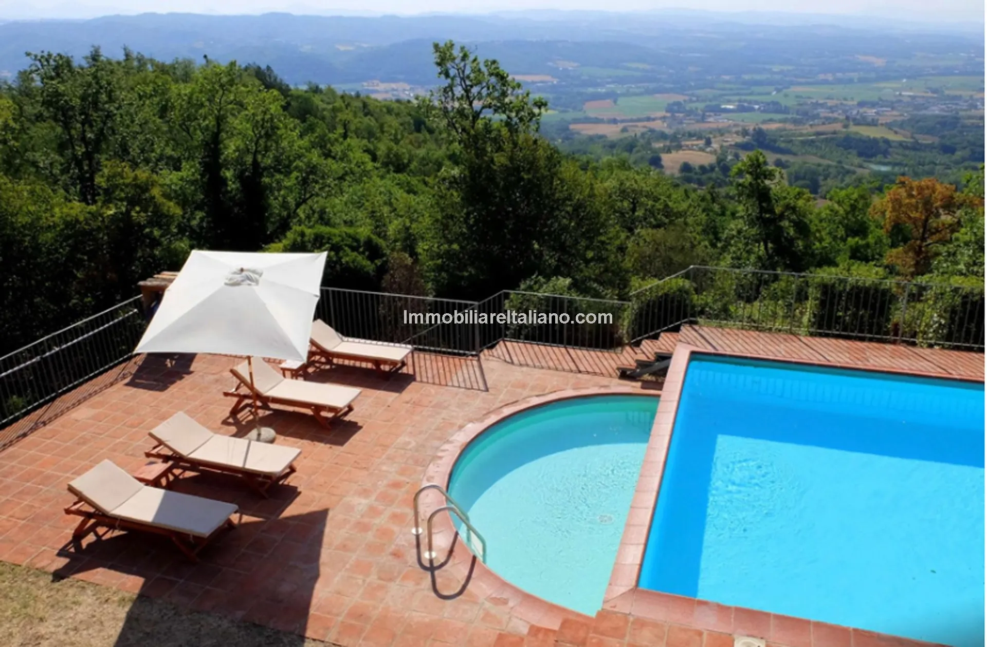 5-Bedroom Farmhouse with Pool and Tennis Court in Umbria's Scenic Hills - View image 7 of 61