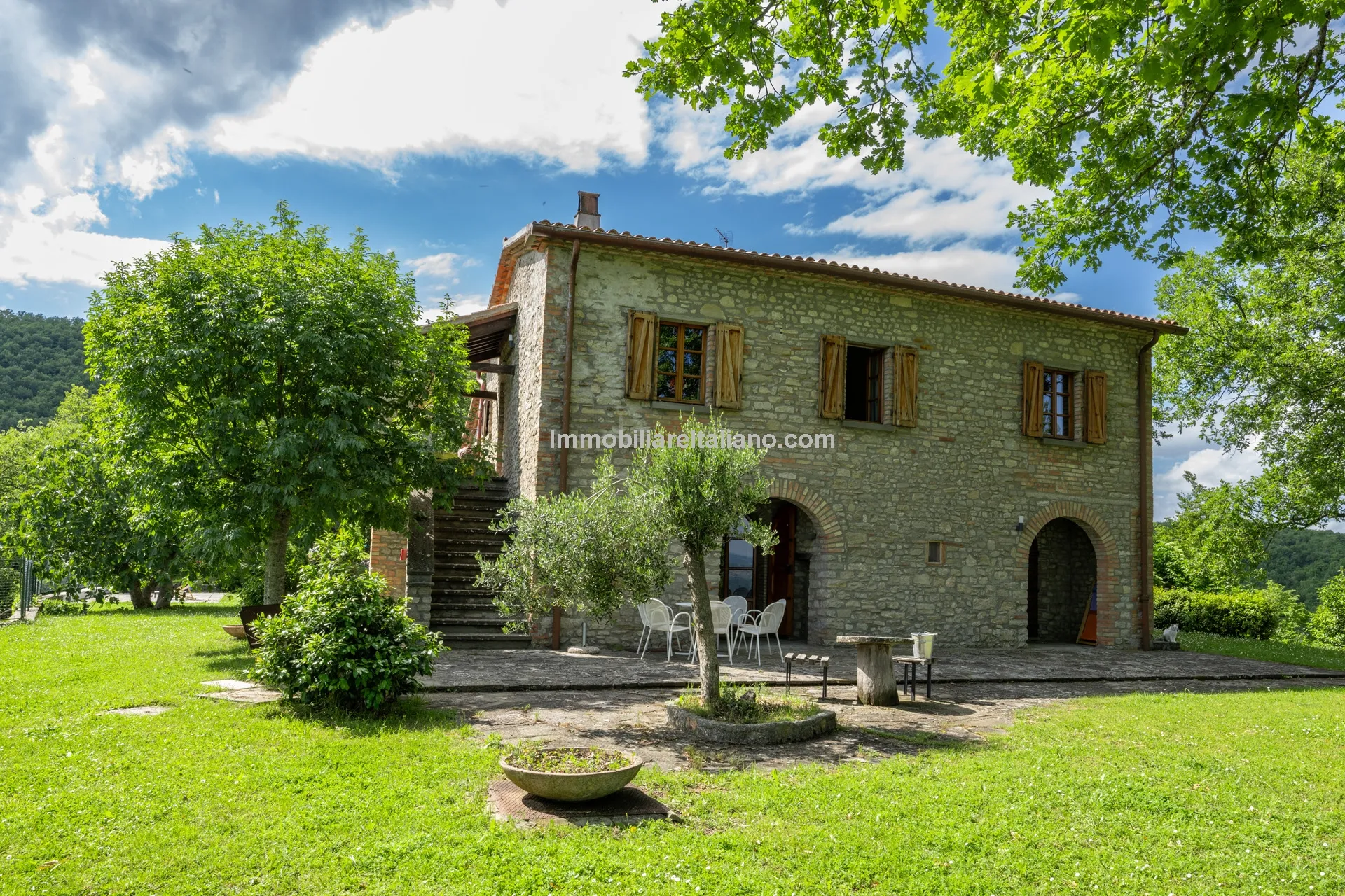 5-Bedroom Farmhouse with Pool and Tennis Court in Umbria's Scenic Hills - View image 8 of 61
