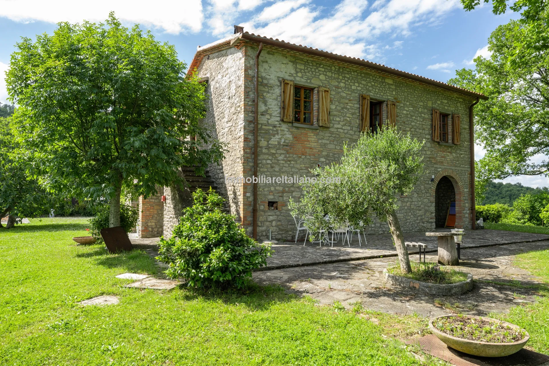 5-Bedroom Farmhouse with Pool and Tennis Court in Umbria's Scenic Hills - View image 9 of 61
