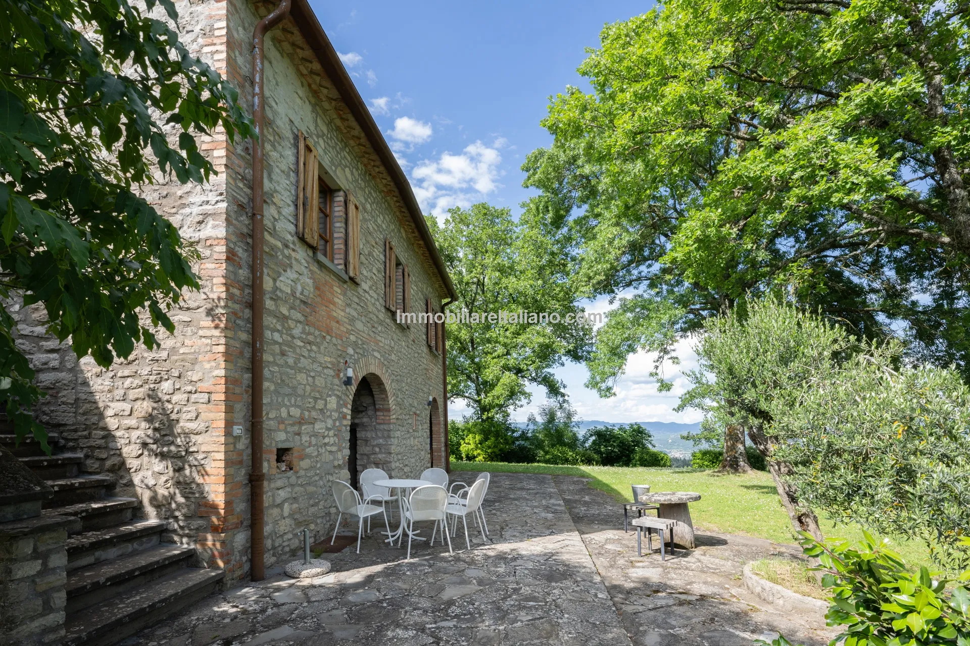 5-Bedroom Farmhouse with Pool and Tennis Court in Umbria's Scenic Hills - View image 10 of 61