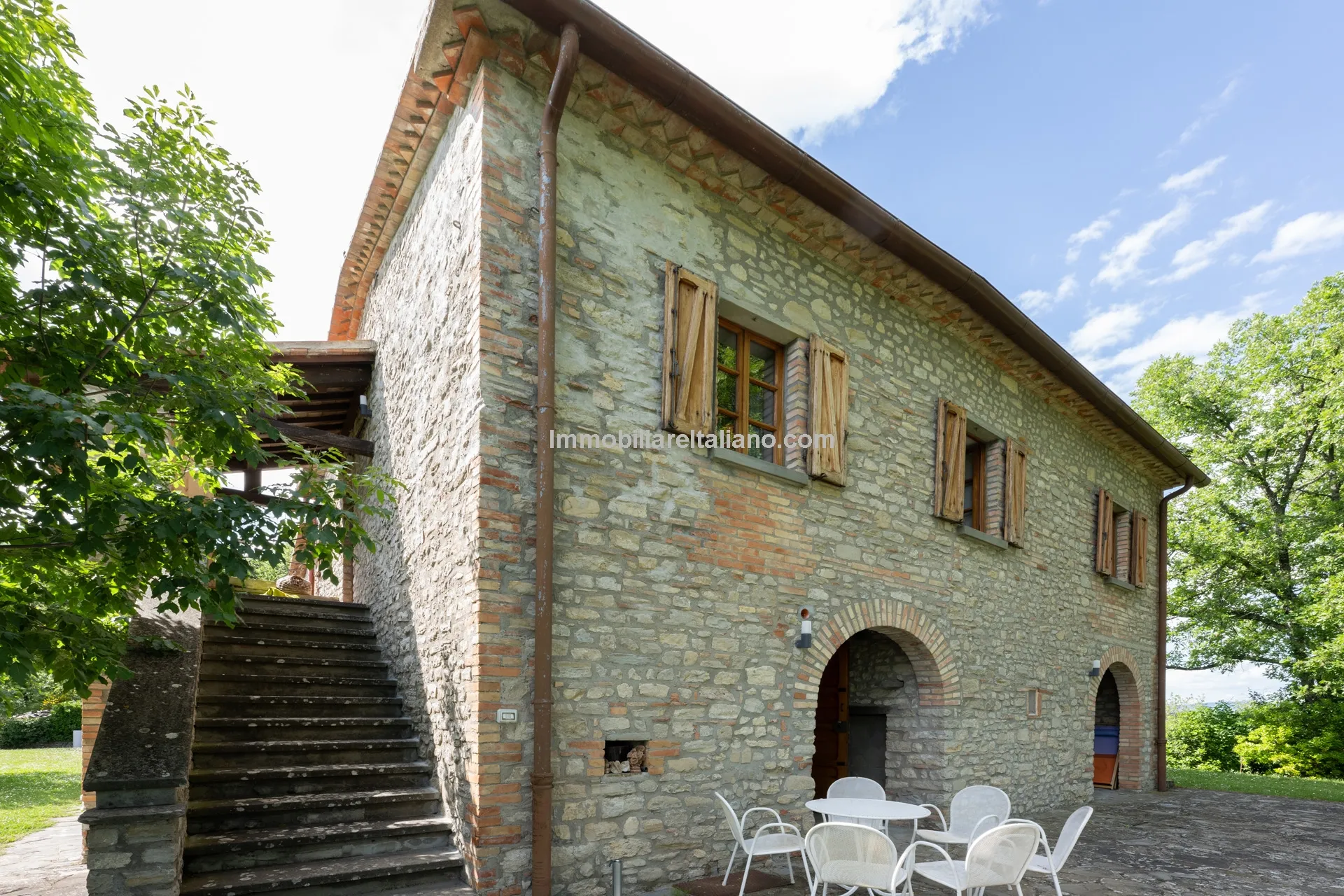 5-Bedroom Farmhouse with Pool and Tennis Court in Umbria's Scenic Hills - View image 11 of 61