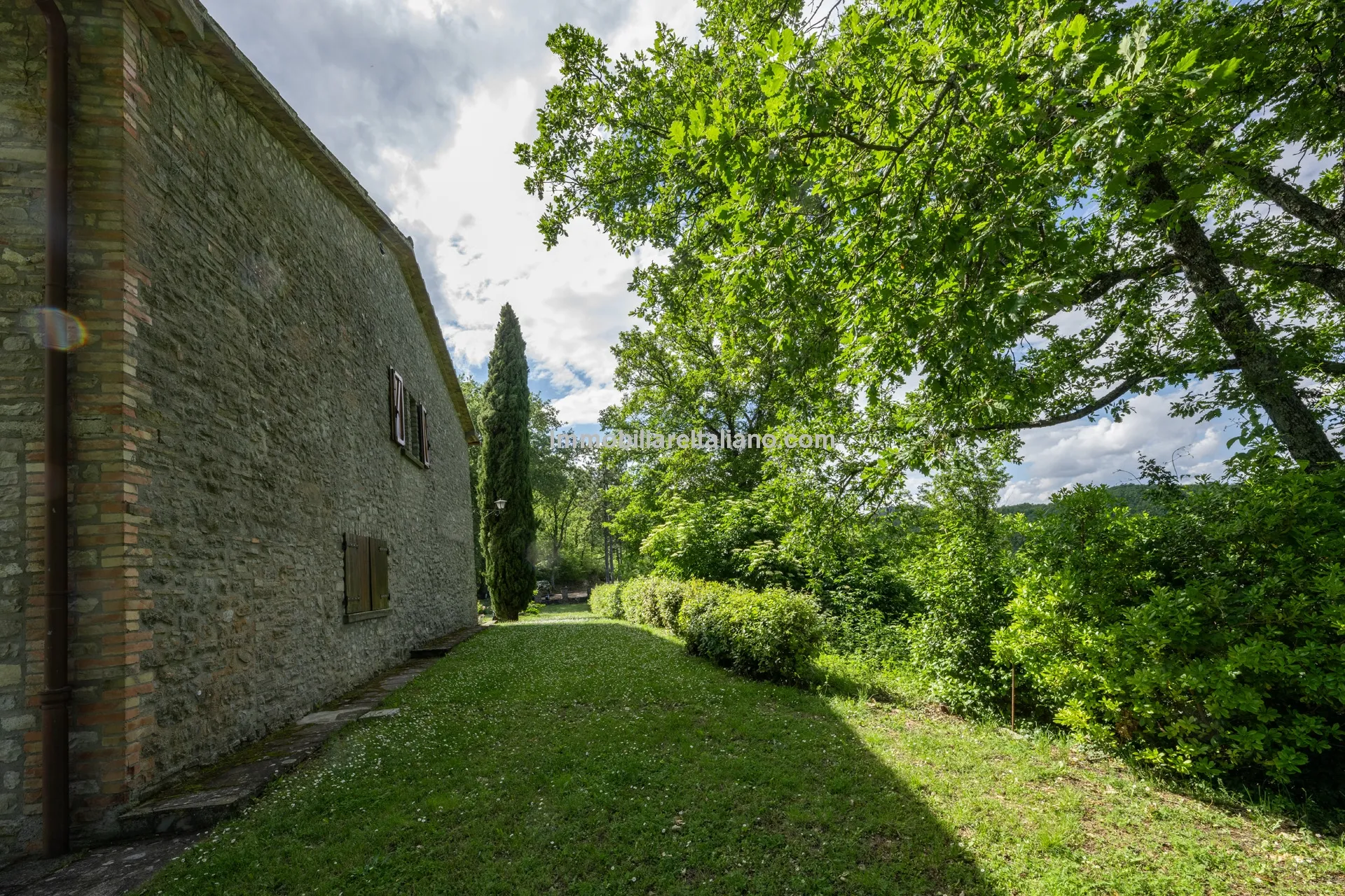 5-Bedroom Farmhouse with Pool and Tennis Court in Umbria's Scenic Hills - View image 13 of 61