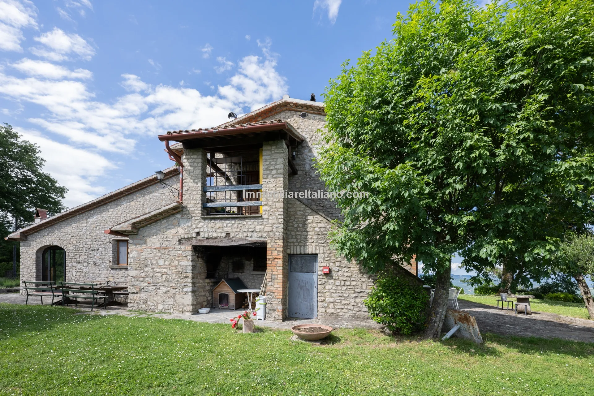 5-Bedroom Farmhouse with Pool and Tennis Court in Umbria's Scenic Hills - View image 14 of 61