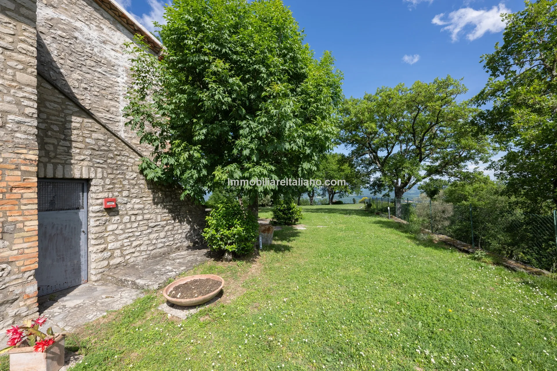 5-Bedroom Farmhouse with Pool and Tennis Court in Umbria's Scenic Hills - View image 16 of 61