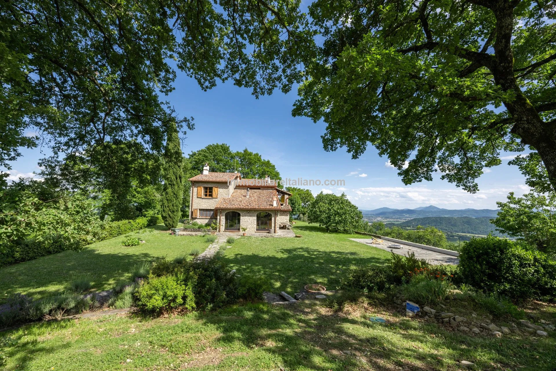 5-Bedroom Farmhouse with Pool and Tennis Court in Umbria's Scenic Hills - View image 17 of 61