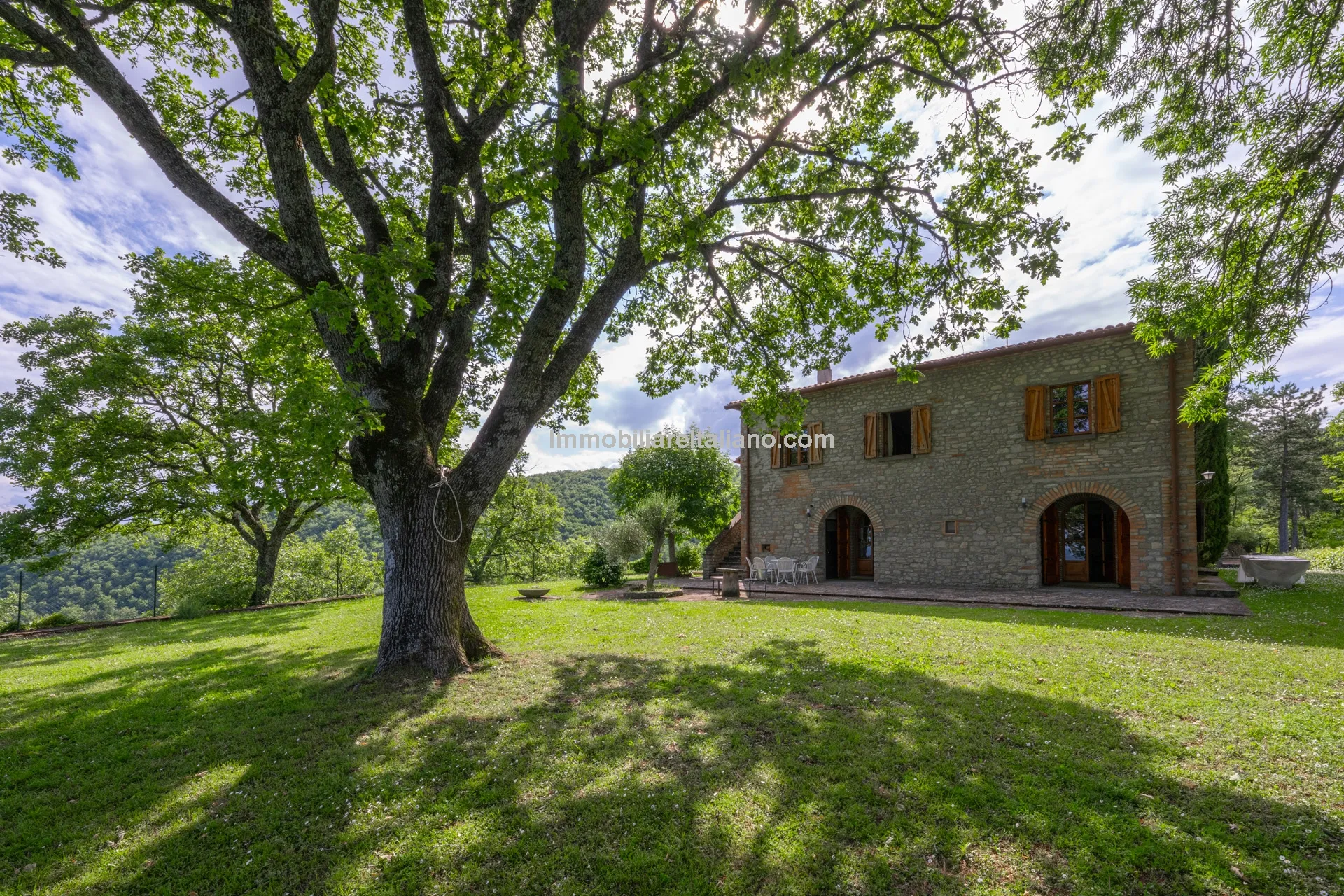 5-Bedroom Farmhouse with Pool and Tennis Court in Umbria's Scenic Hills - View image 19 of 61