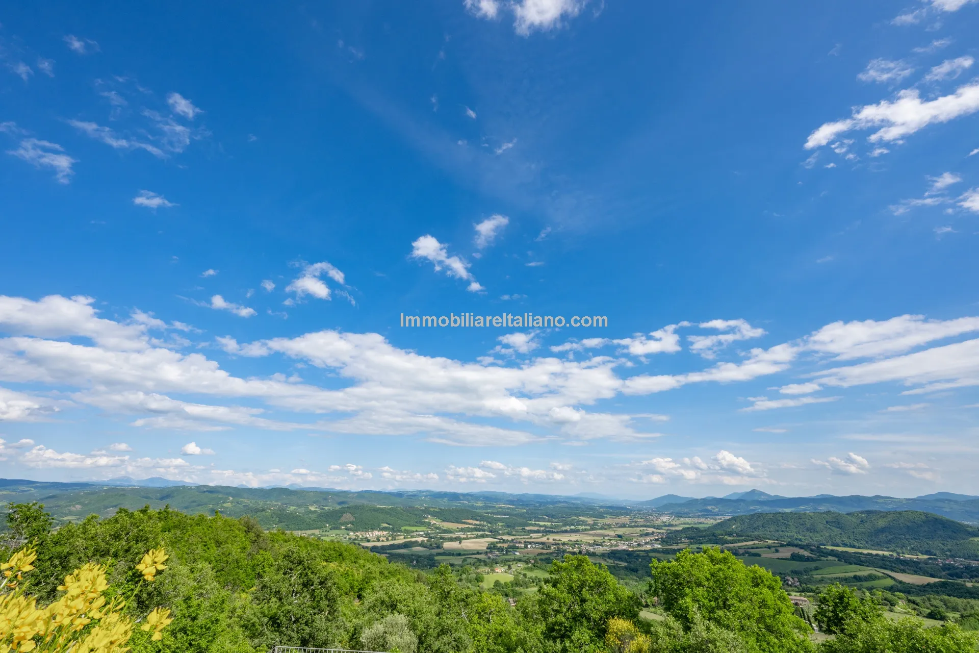 5-Bedroom Farmhouse with Pool and Tennis Court in Umbria's Scenic Hills - View image 20 of 61
