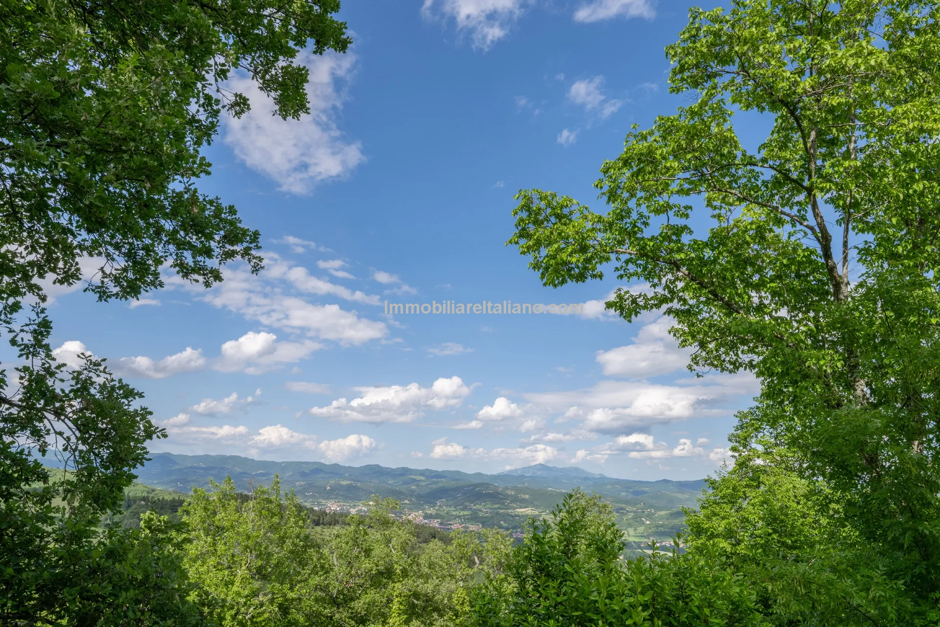 5-Bedroom Farmhouse with Pool and Tennis Court in Umbria's Scenic Hills - View image 21 of 61
