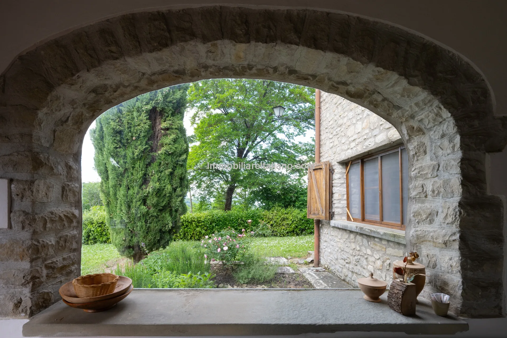 5-Bedroom Farmhouse with Pool and Tennis Court in Umbria's Scenic Hills - View image 23 of 61