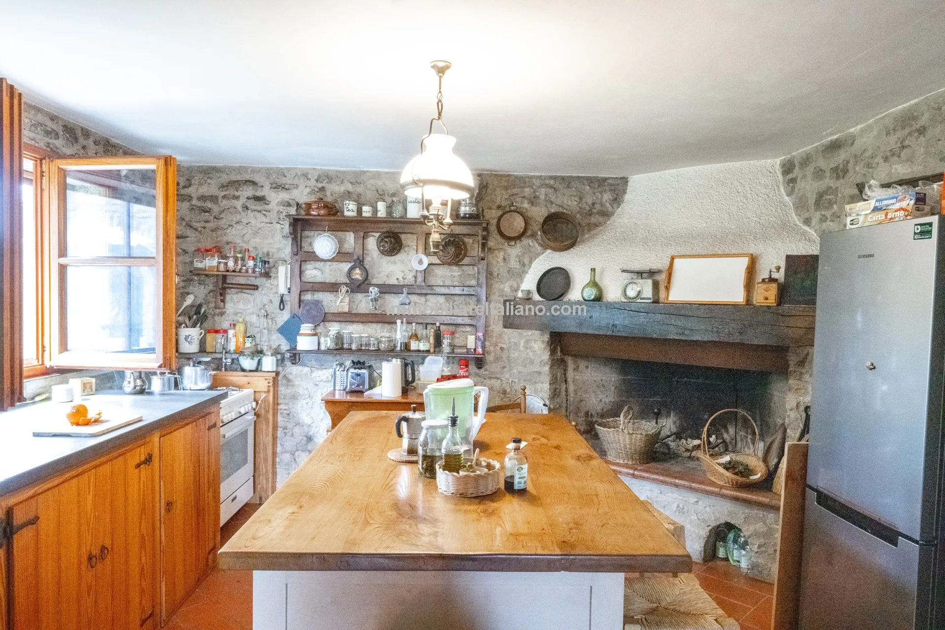 5-Bedroom Farmhouse with Pool and Tennis Court in Umbria's Scenic Hills - View image 30 of 61