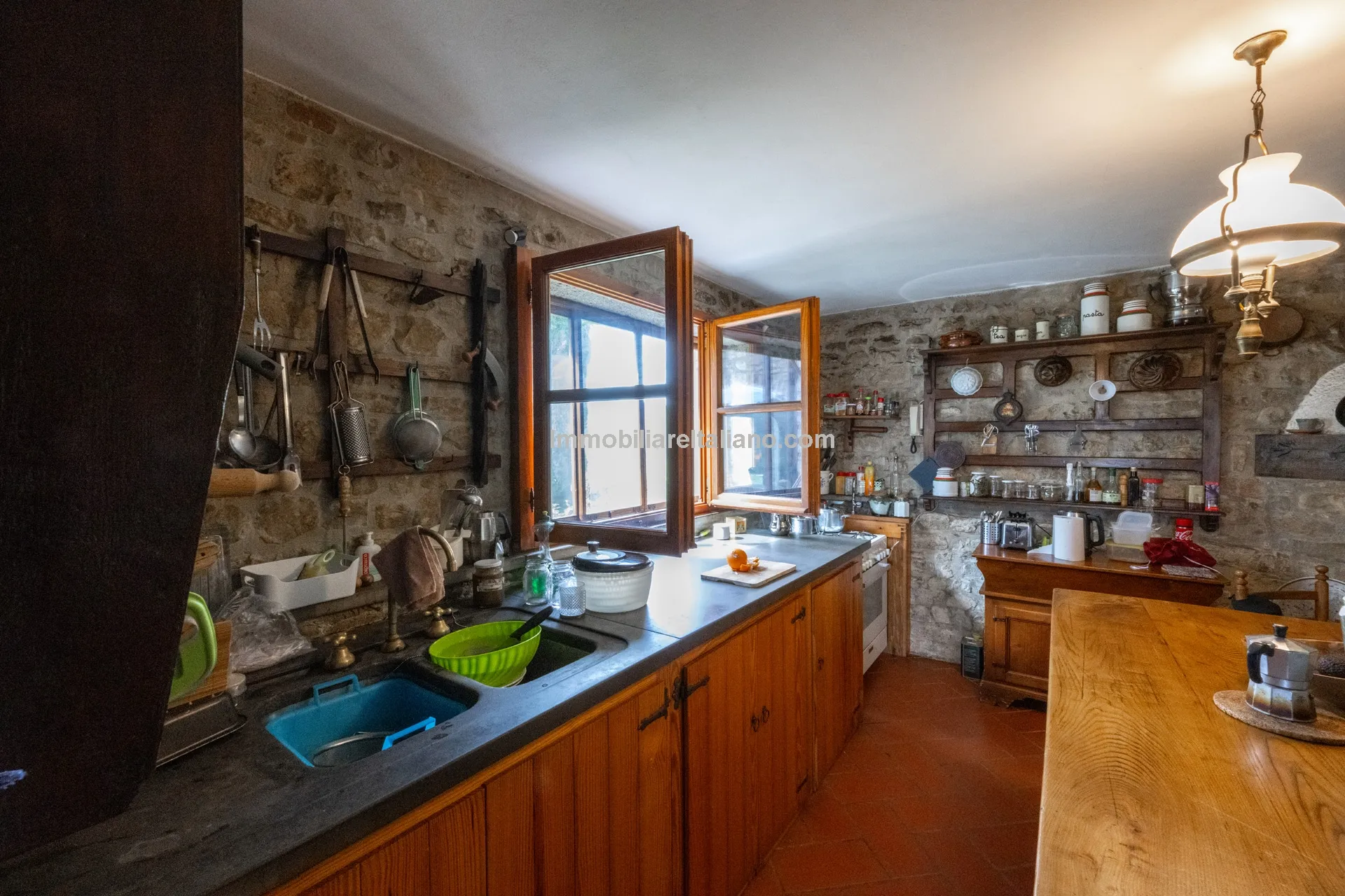 5-Bedroom Farmhouse with Pool and Tennis Court in Umbria's Scenic Hills - View image 31 of 61
