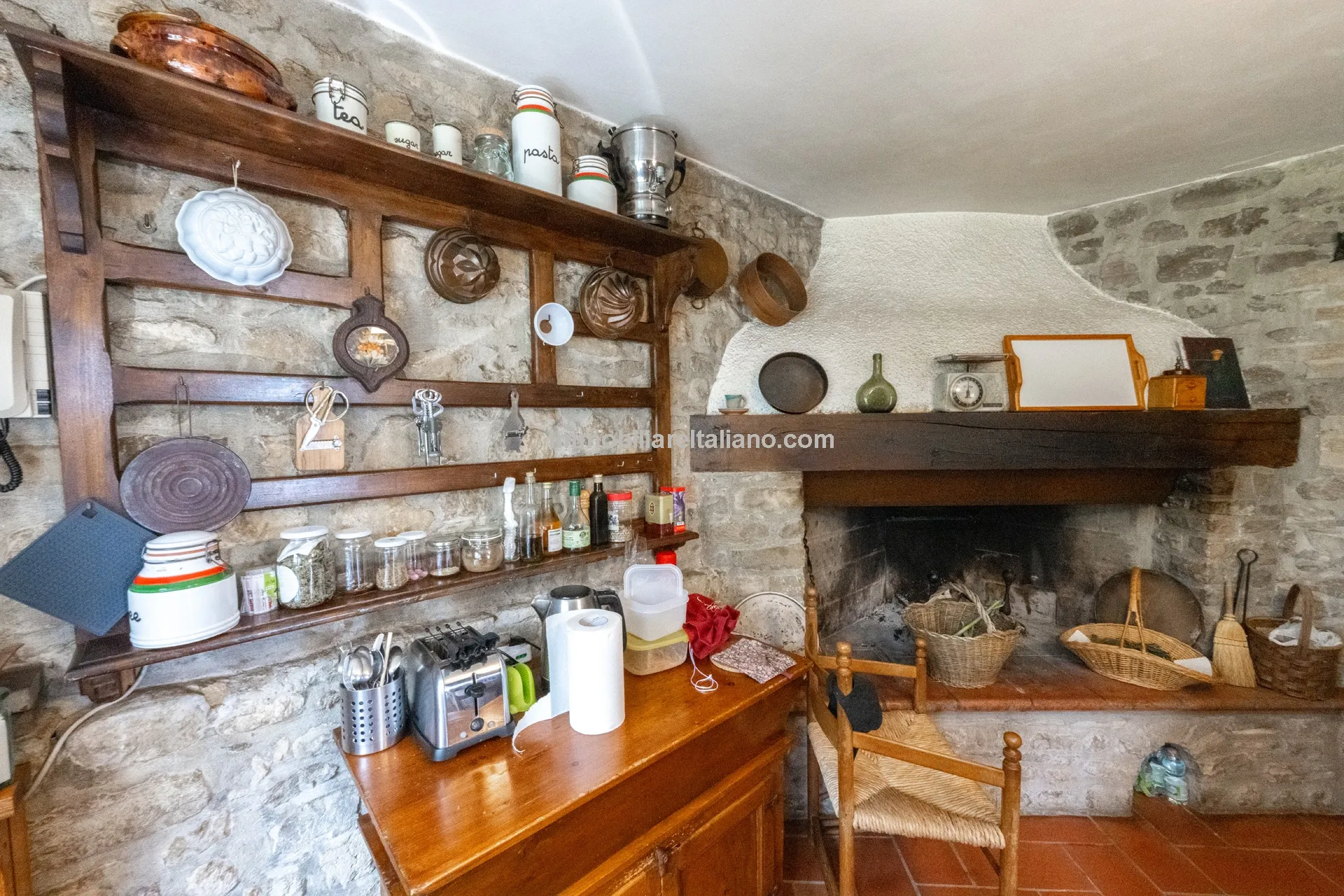 5-Bedroom Farmhouse with Pool and Tennis Court in Umbria's Scenic Hills - View image 33 of 61