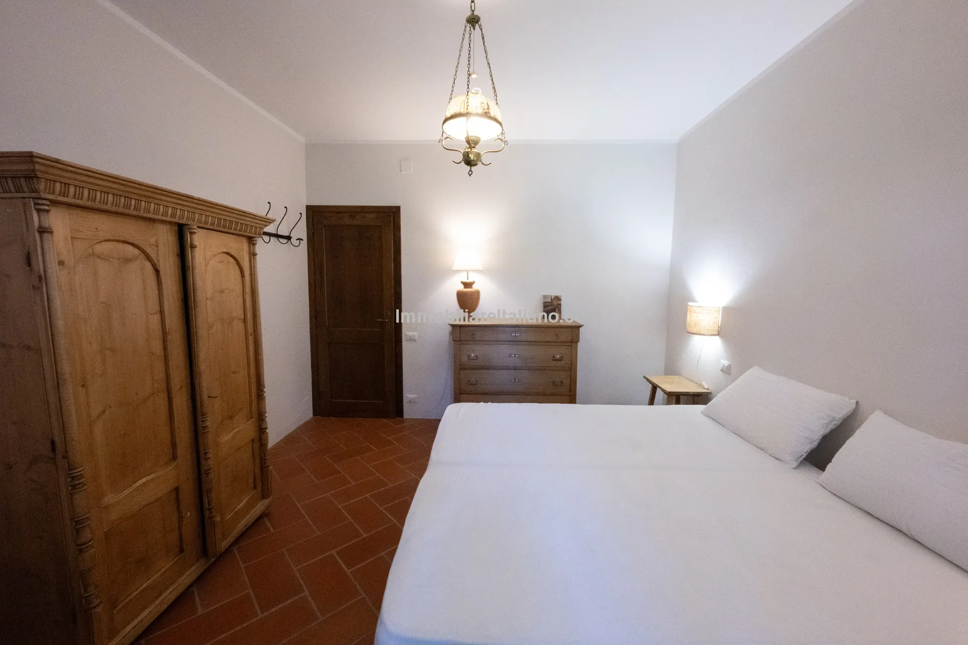 5-Bedroom Farmhouse with Pool and Tennis Court in Umbria's Scenic Hills - View image 43 of 61