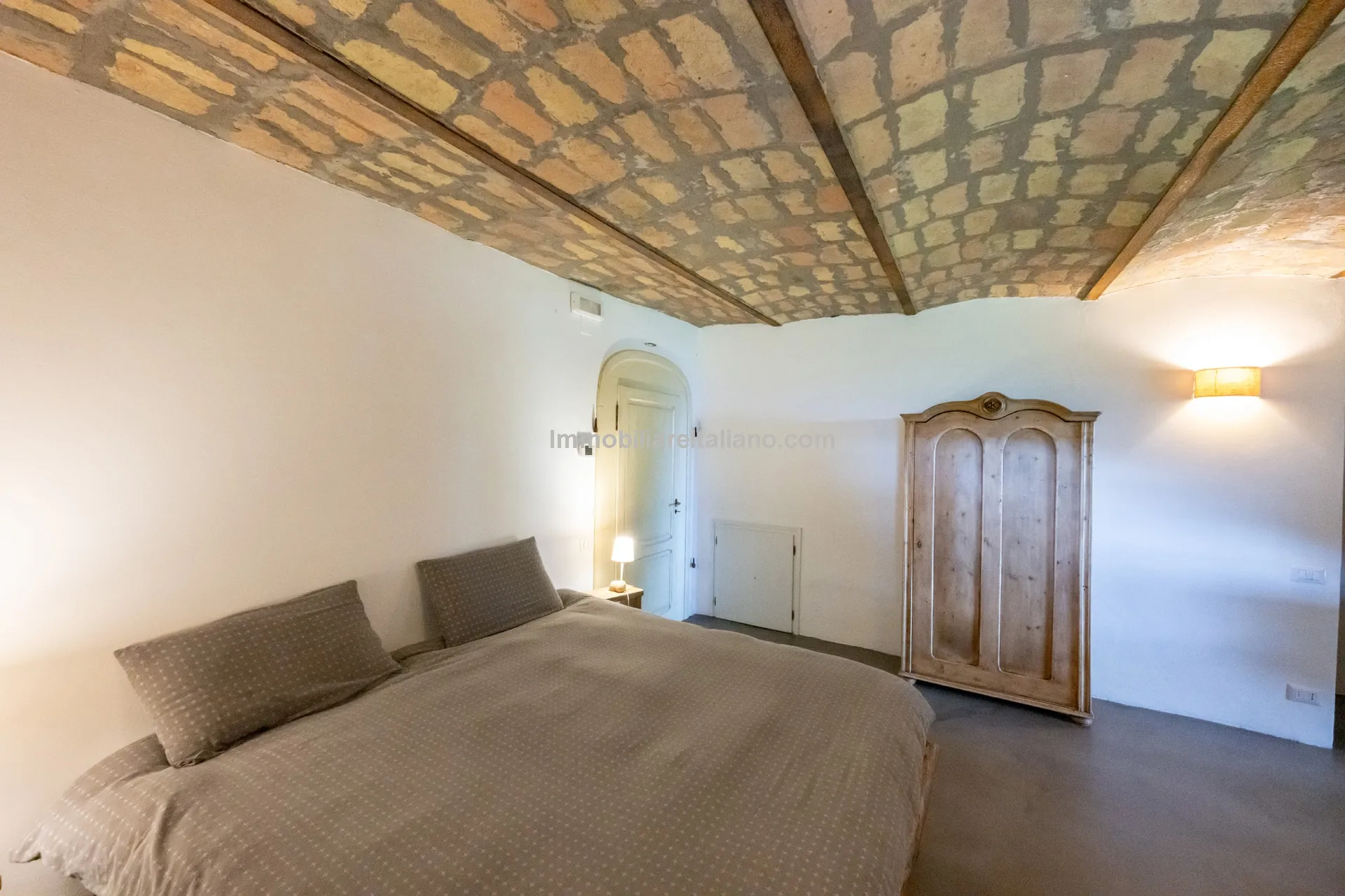 5-Bedroom Farmhouse with Pool and Tennis Court in Umbria's Scenic Hills - View image 50 of 61