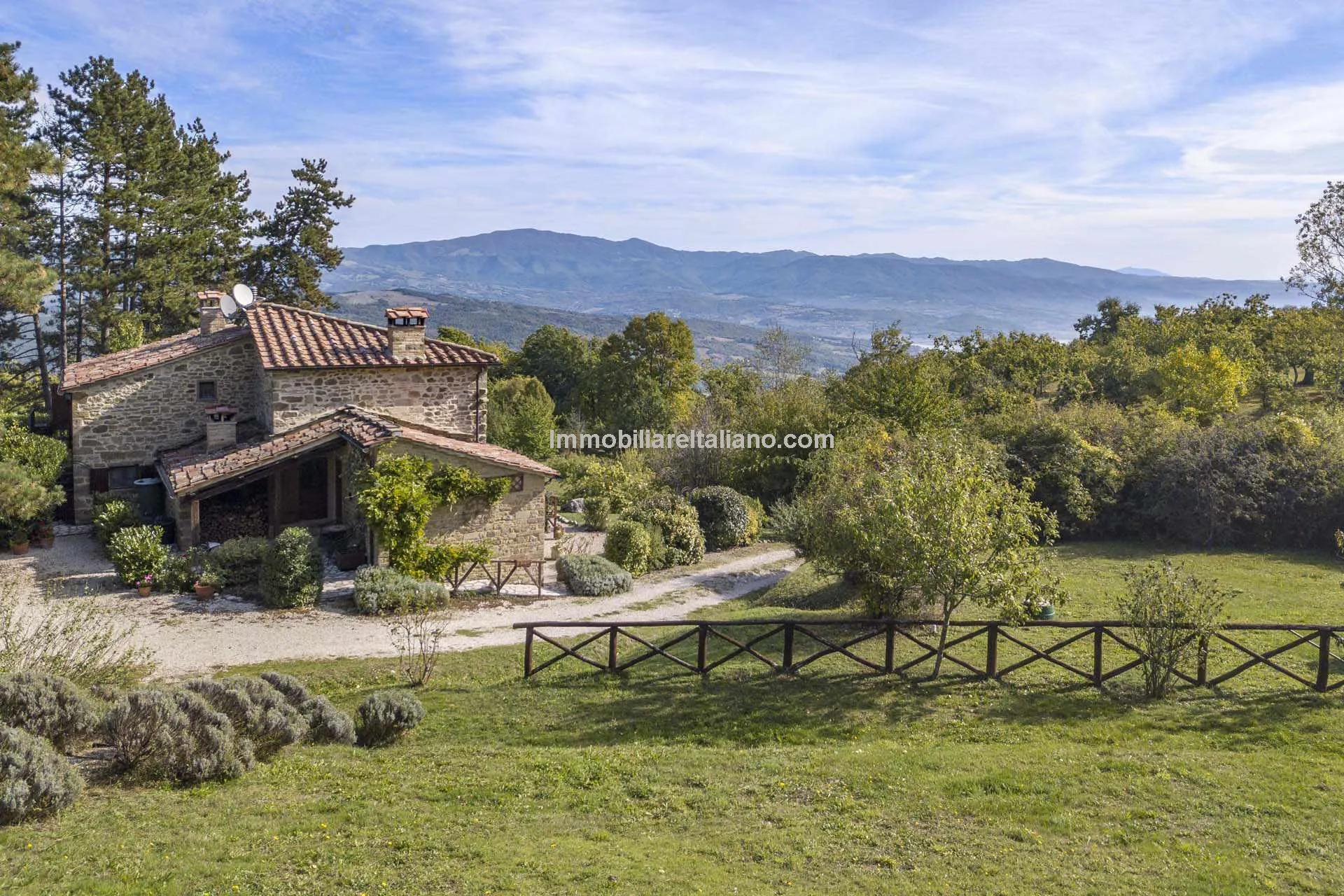 Restored Tuscan Farmhouse with Pool and Garden in Caprese Michelangelo - View image 8 of 89