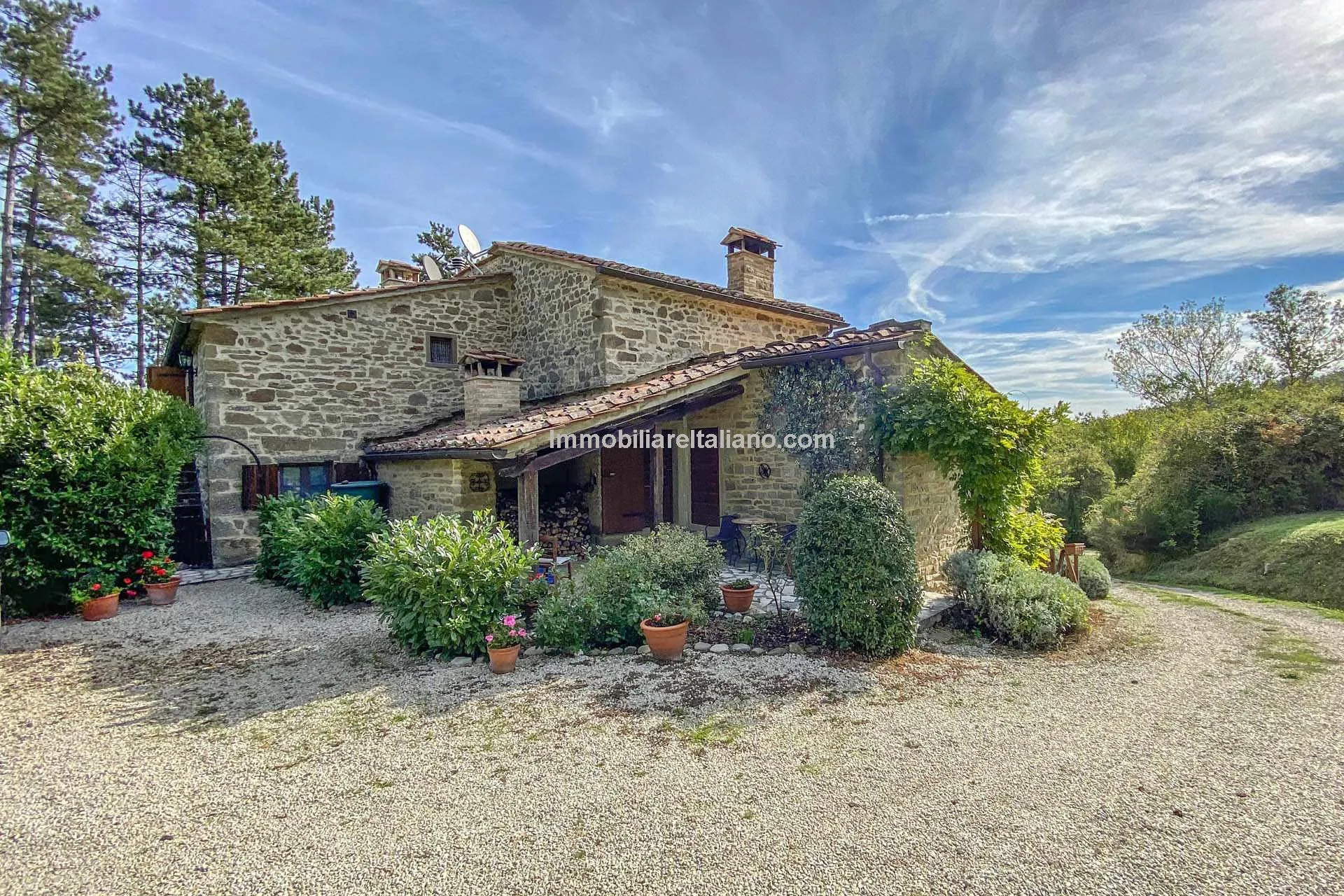 Restored Tuscan Farmhouse with Pool and Garden in Caprese Michelangelo - View image 14 of 89