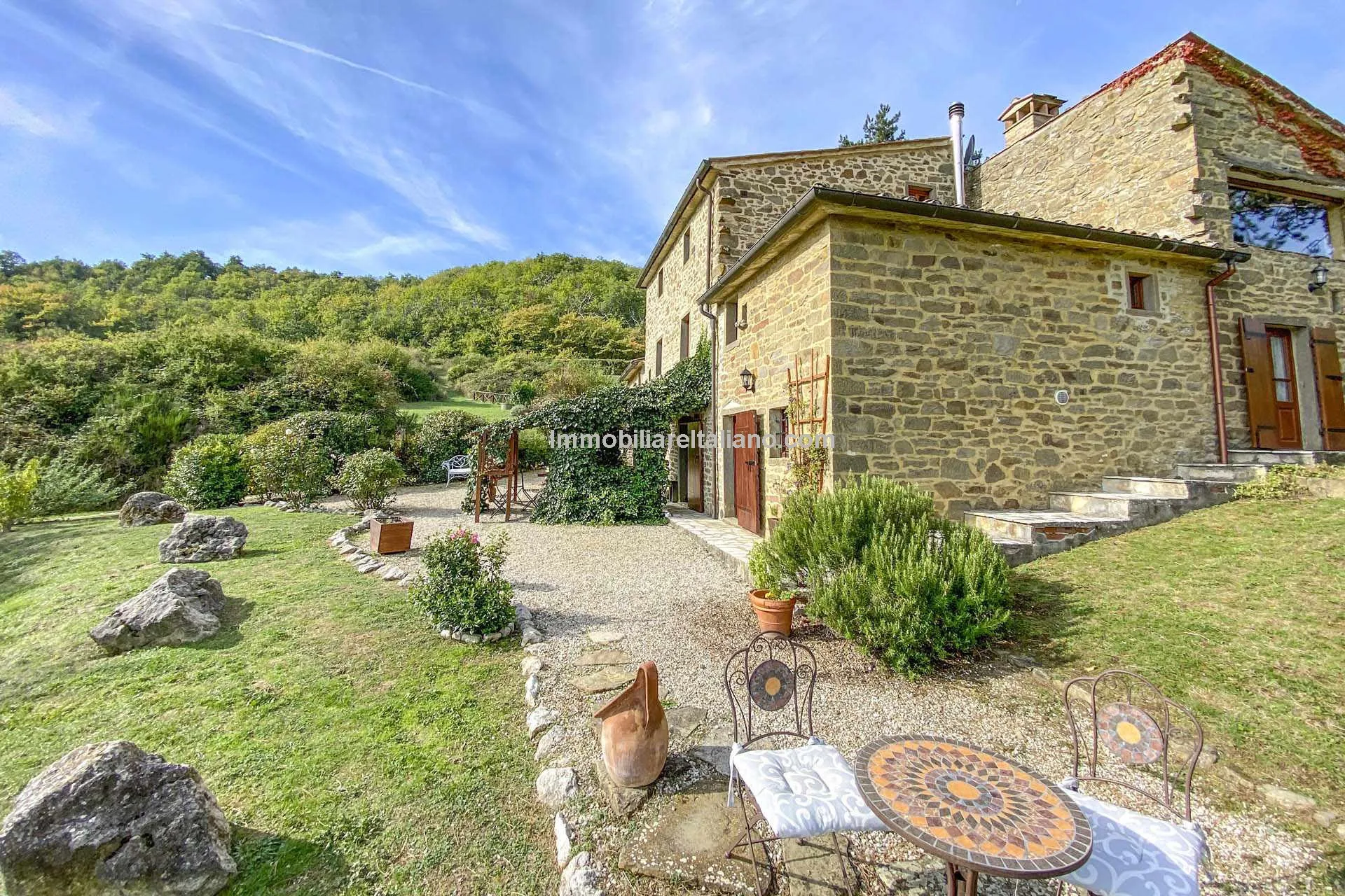 Restored Tuscan Farmhouse with Pool and Garden in Caprese Michelangelo - View image 16 of 89