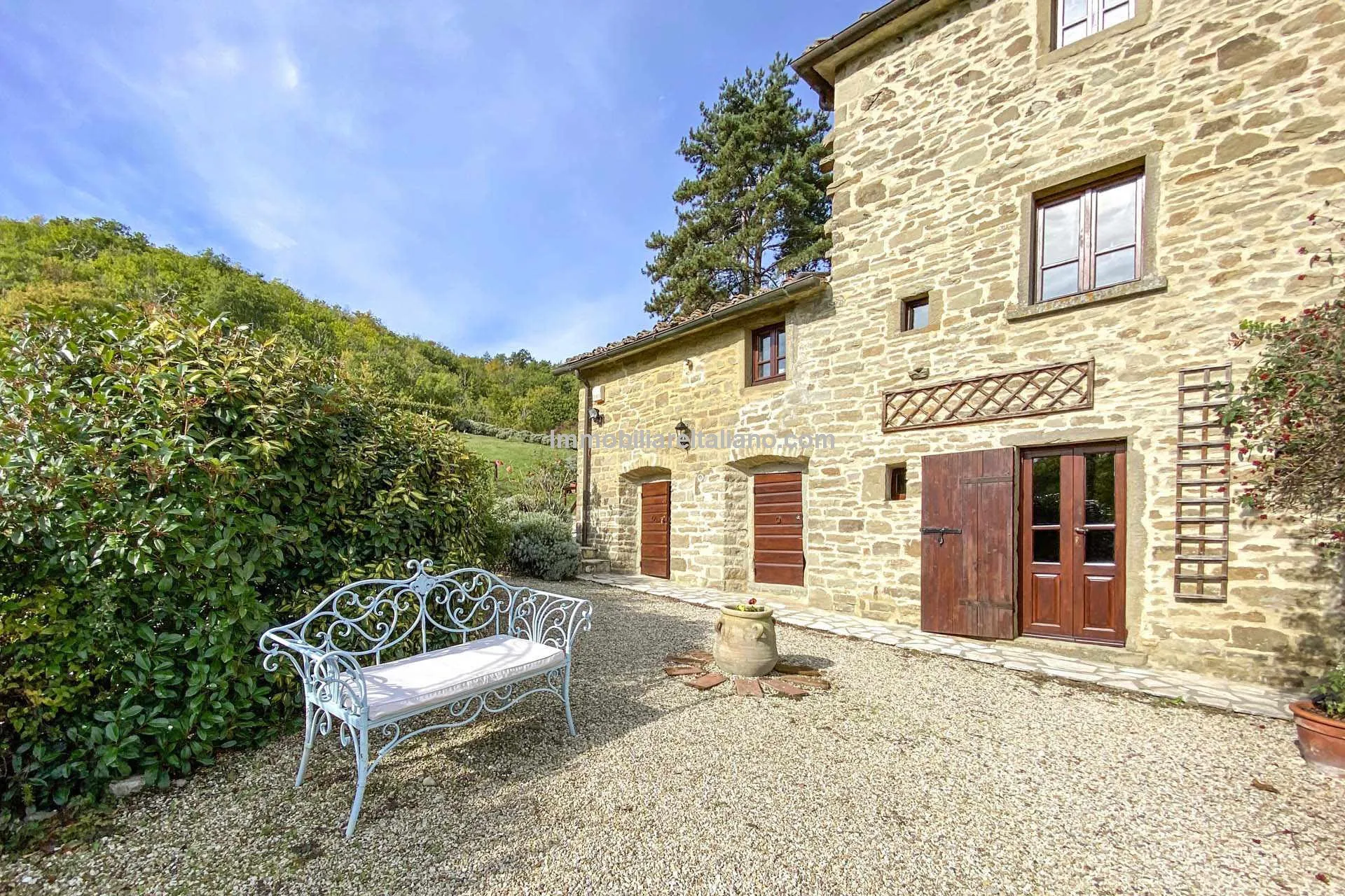 Restored Tuscan Farmhouse with Pool and Garden in Caprese Michelangelo - View image 18 of 89