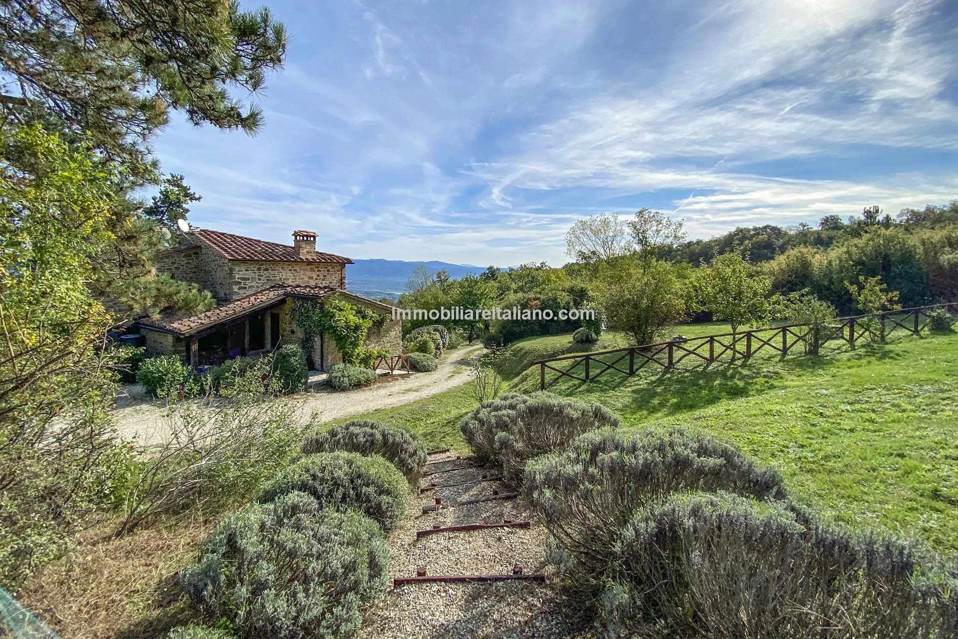 Restored Tuscan Farmhouse with Pool and Garden in Caprese Michelangelo - View image 20 of 89