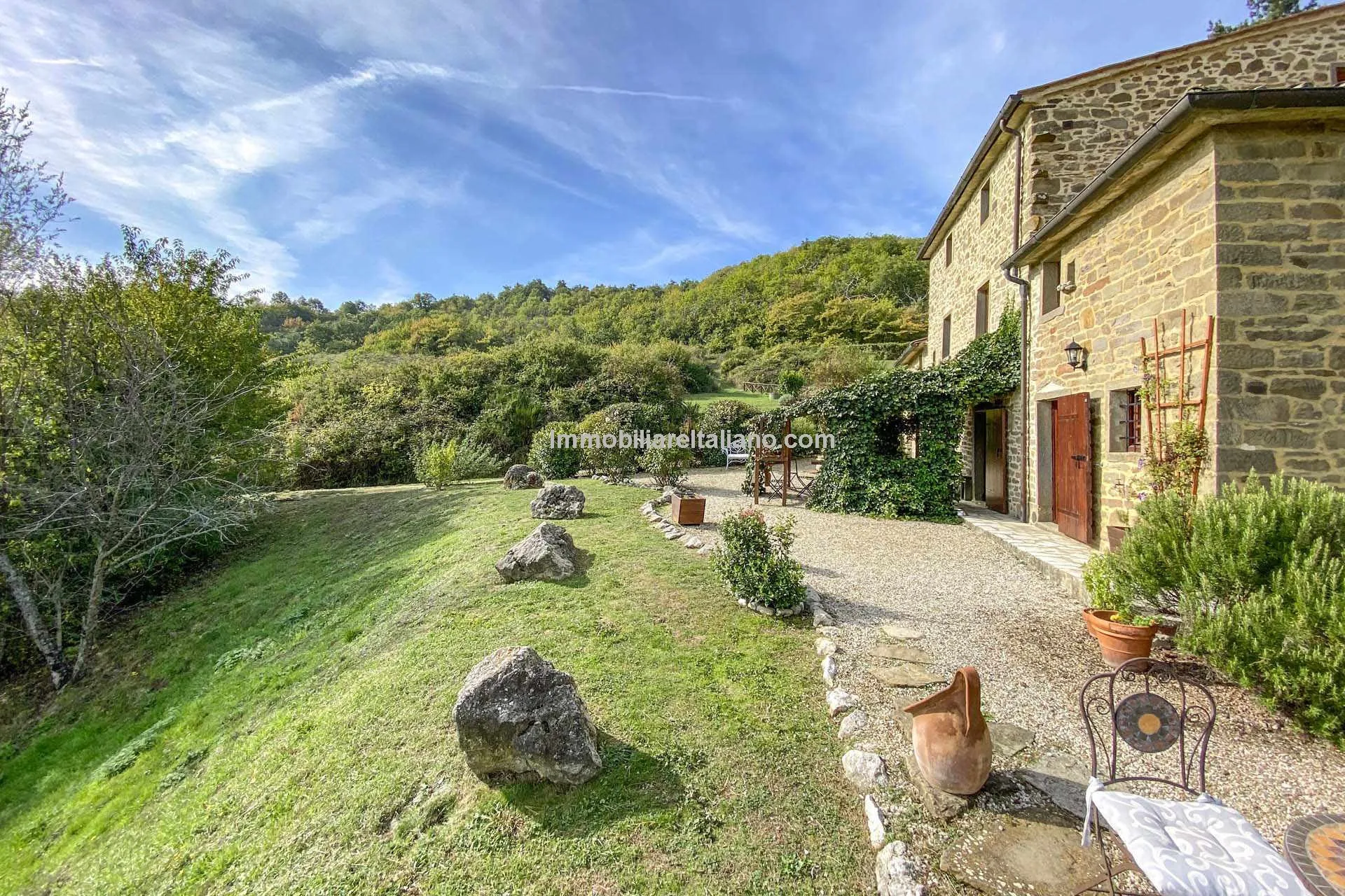 Restored Tuscan Farmhouse with Pool and Garden in Caprese Michelangelo - View image 37 of 89