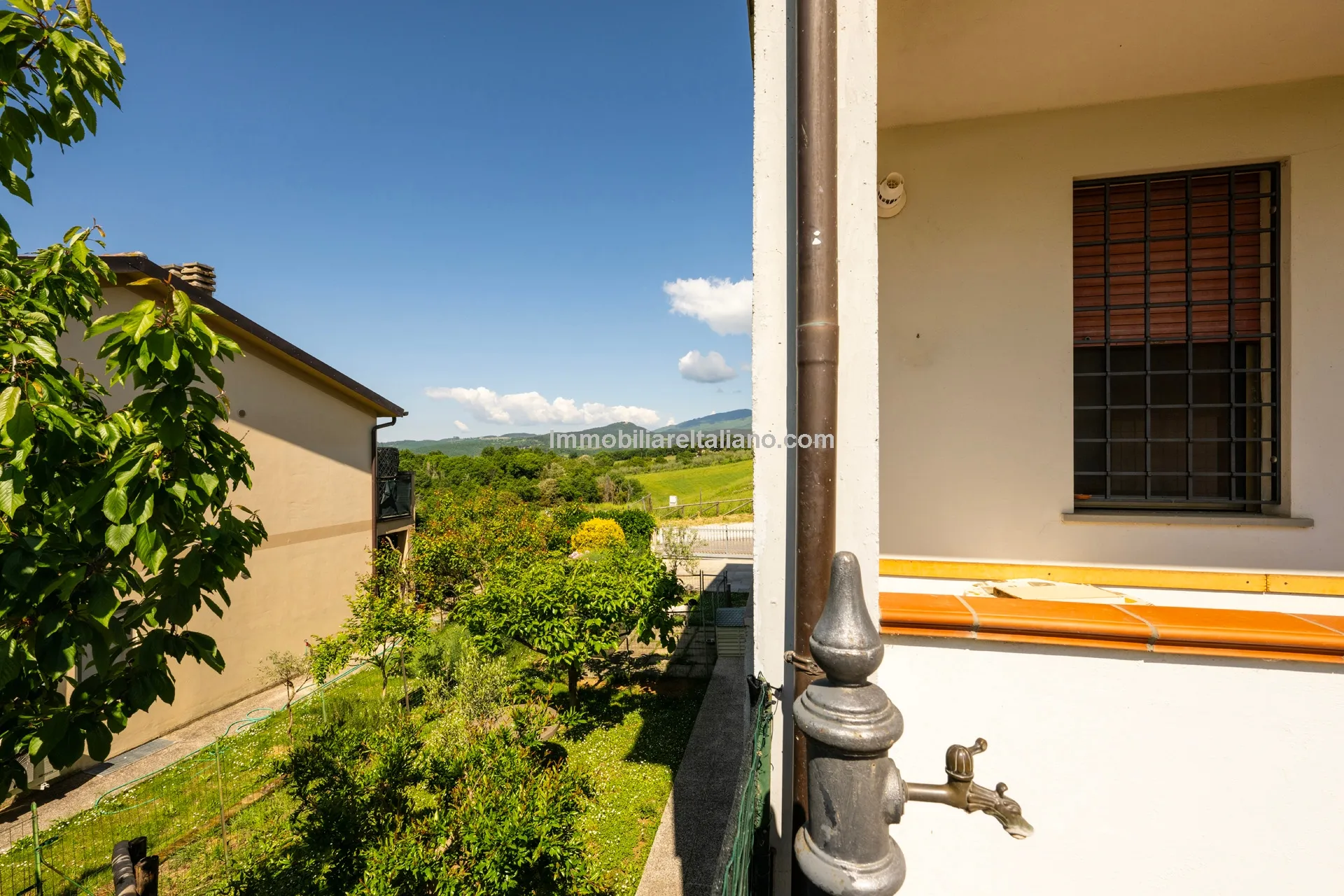 Tuscan Townhouse with Private Garden near Historic Anghiari Centre - View image 24 of 52