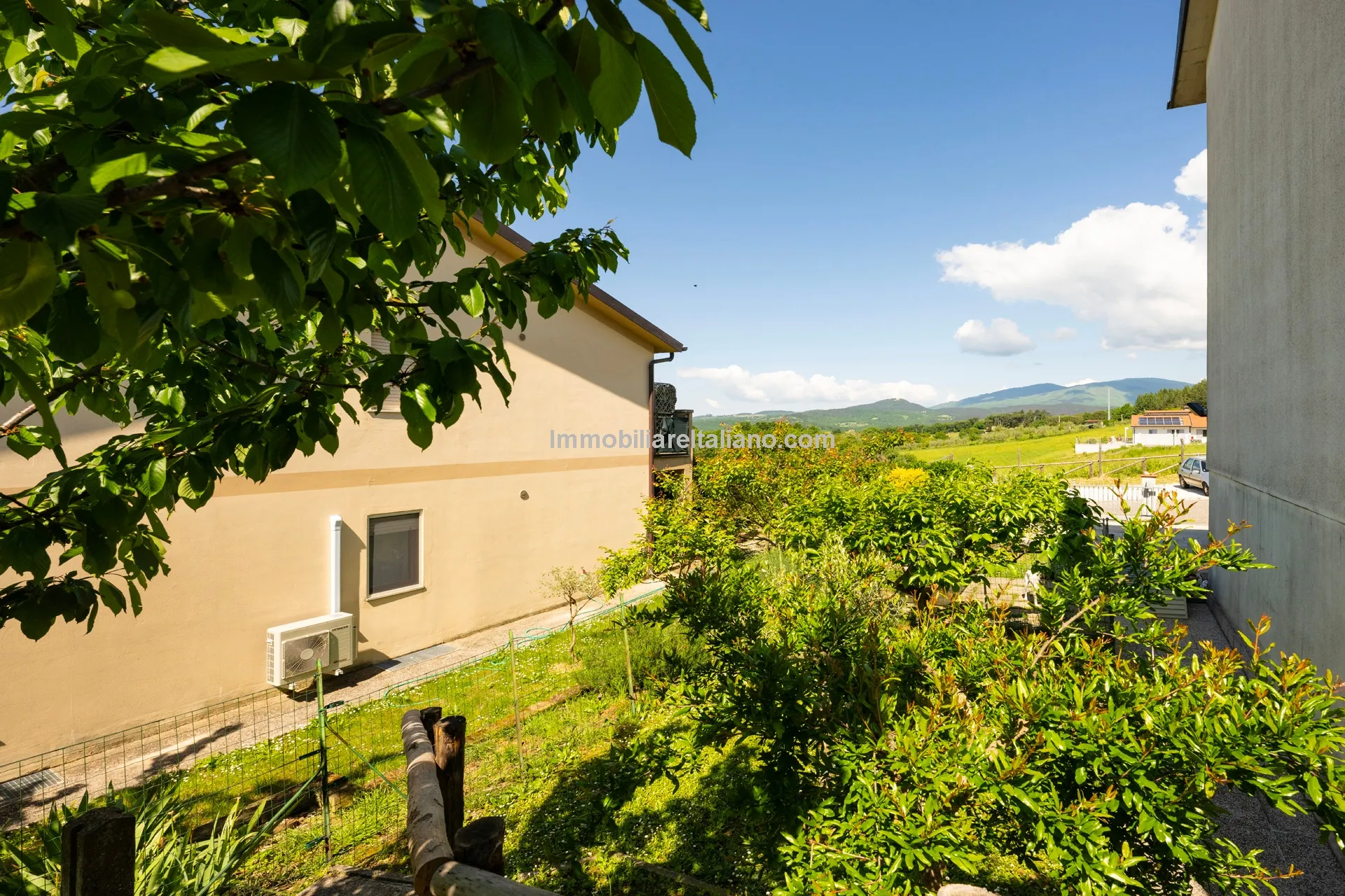 Tuscan Townhouse with Private Garden near Historic Anghiari Centre - View image 25 of 52